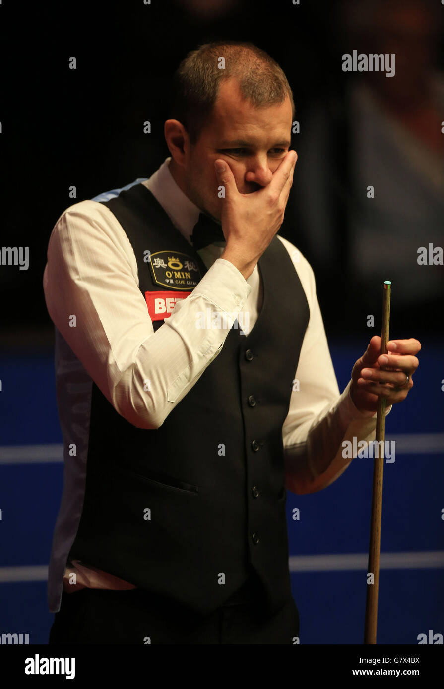 Barry Hawkins, de l'Angleterre, montre sa frustration lors de la séance d'ouverture lors de son match de demi-finale contre Shaun Murphy, de l'Angleterre, lors du treize jour des Championnats du monde de Betfred au Crucible Theatre, à Sheffield. Banque D'Images