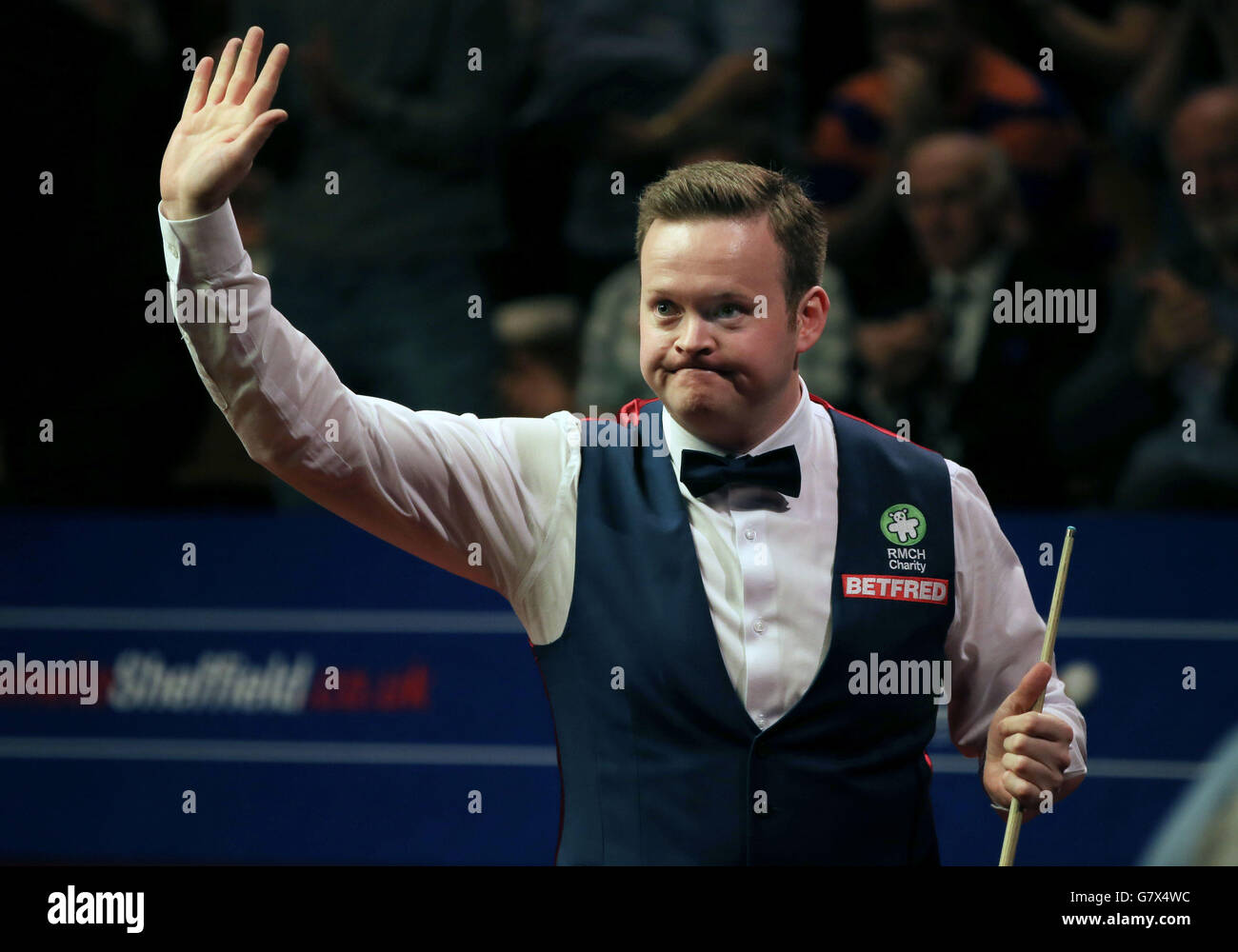 Shaun Murphy, le champion d'Angleterre, se hale devant la foule à la fin de la séance d'ouverture 6.2 h/24, 7 j/7, lors de son match de demi-finale contre Barry Hawkins, le champion d'Angleterre, au 13 e jour des championnats du monde de Betfred au Crucible Theatre, à Sheffield. Banque D'Images