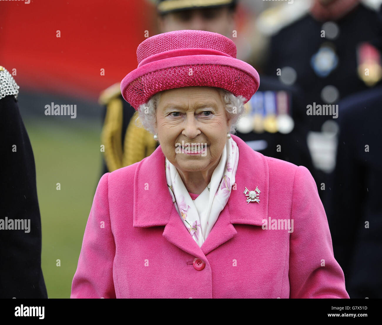 La reine Elizabeth II lors d'une visite au château de Richmond pour assister au défilé de fusion des Royal Landers de la reine et des 9e/12e Royal Landers. Banque D'Images