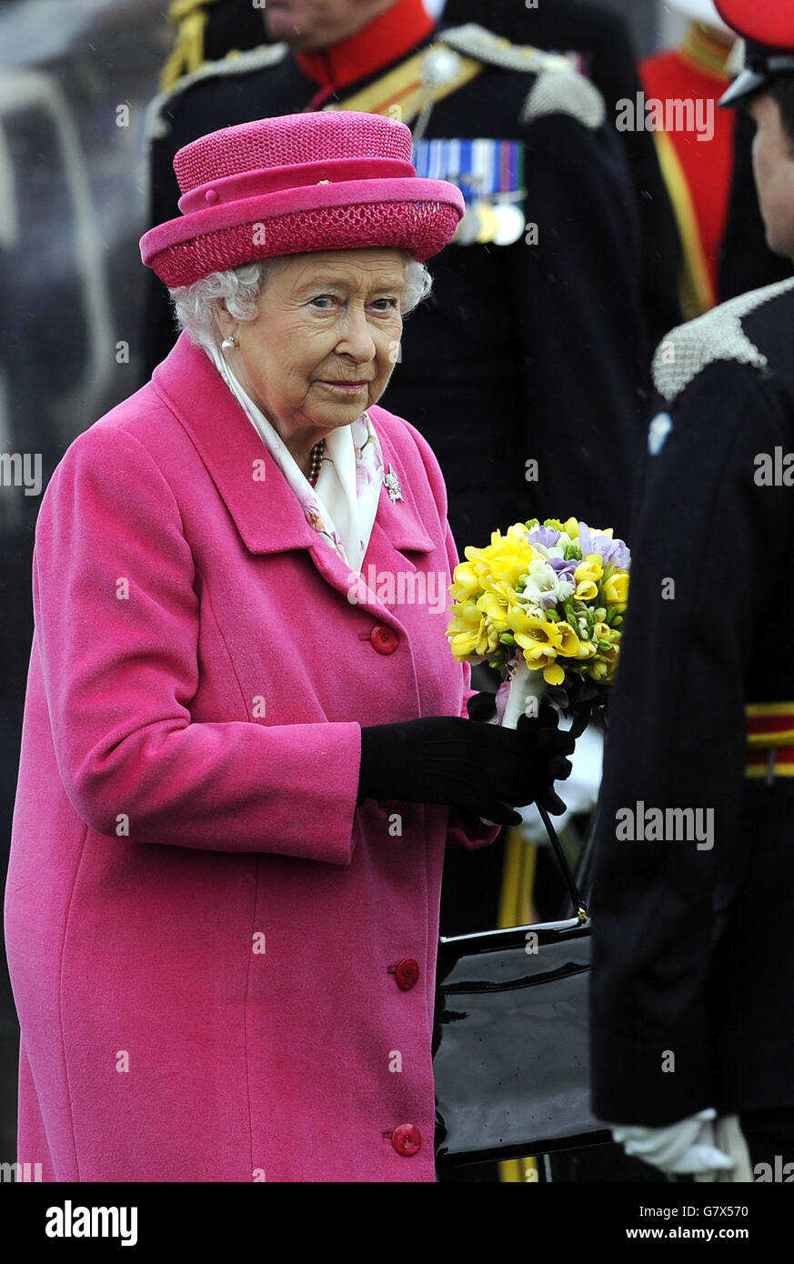 La reine Elizabeth II lors d'une visite au château de Richmond pour assister au défilé de fusion des Royal Landers de la reine et des 9e/12e Royal Landers. Banque D'Images
