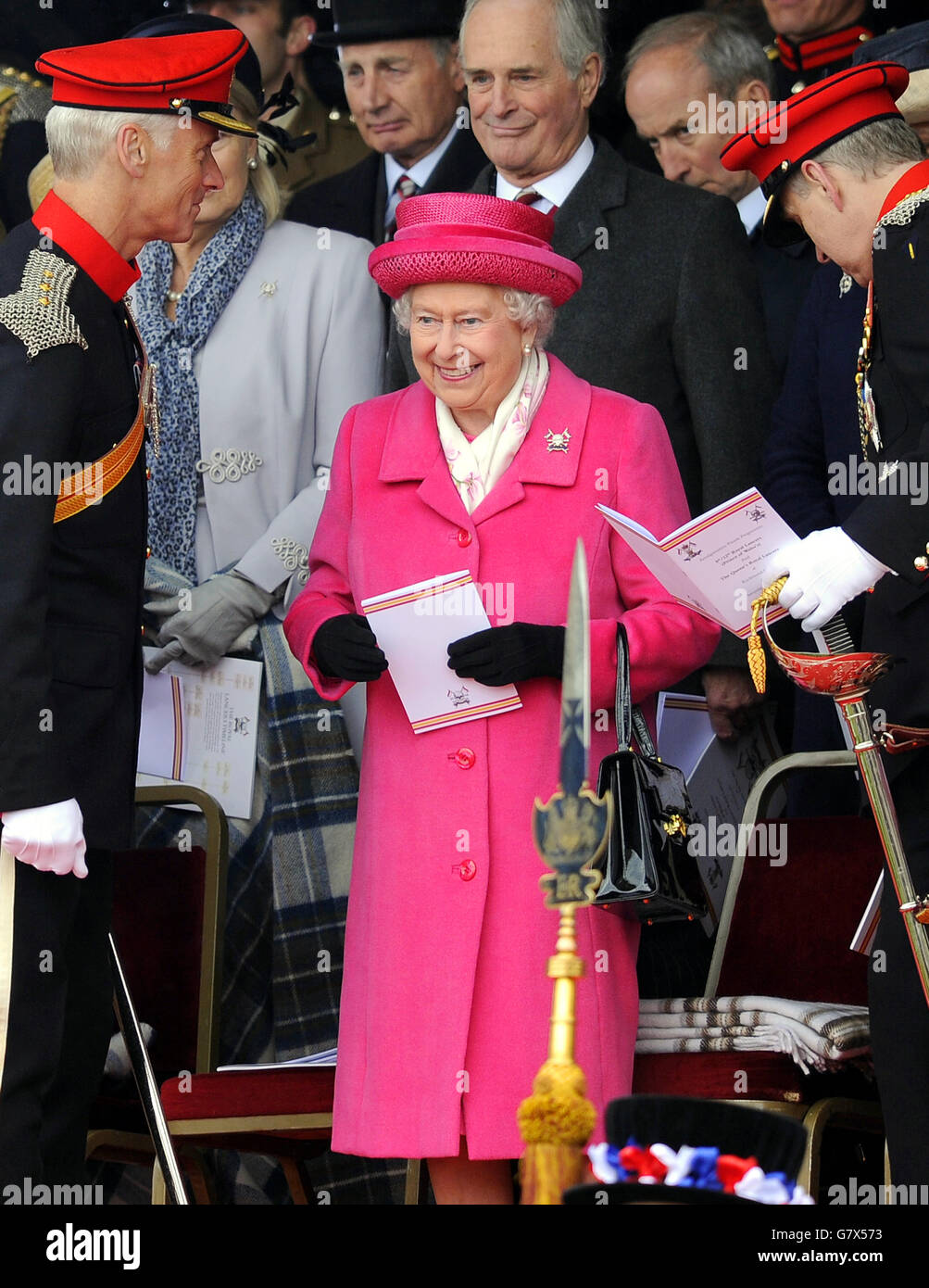 La reine Elizabeth II lors d'une visite au château de Richmond pour assister au défilé de fusion des Royal Landers de la reine et des 9e/12e Royal Landers. Banque D'Images