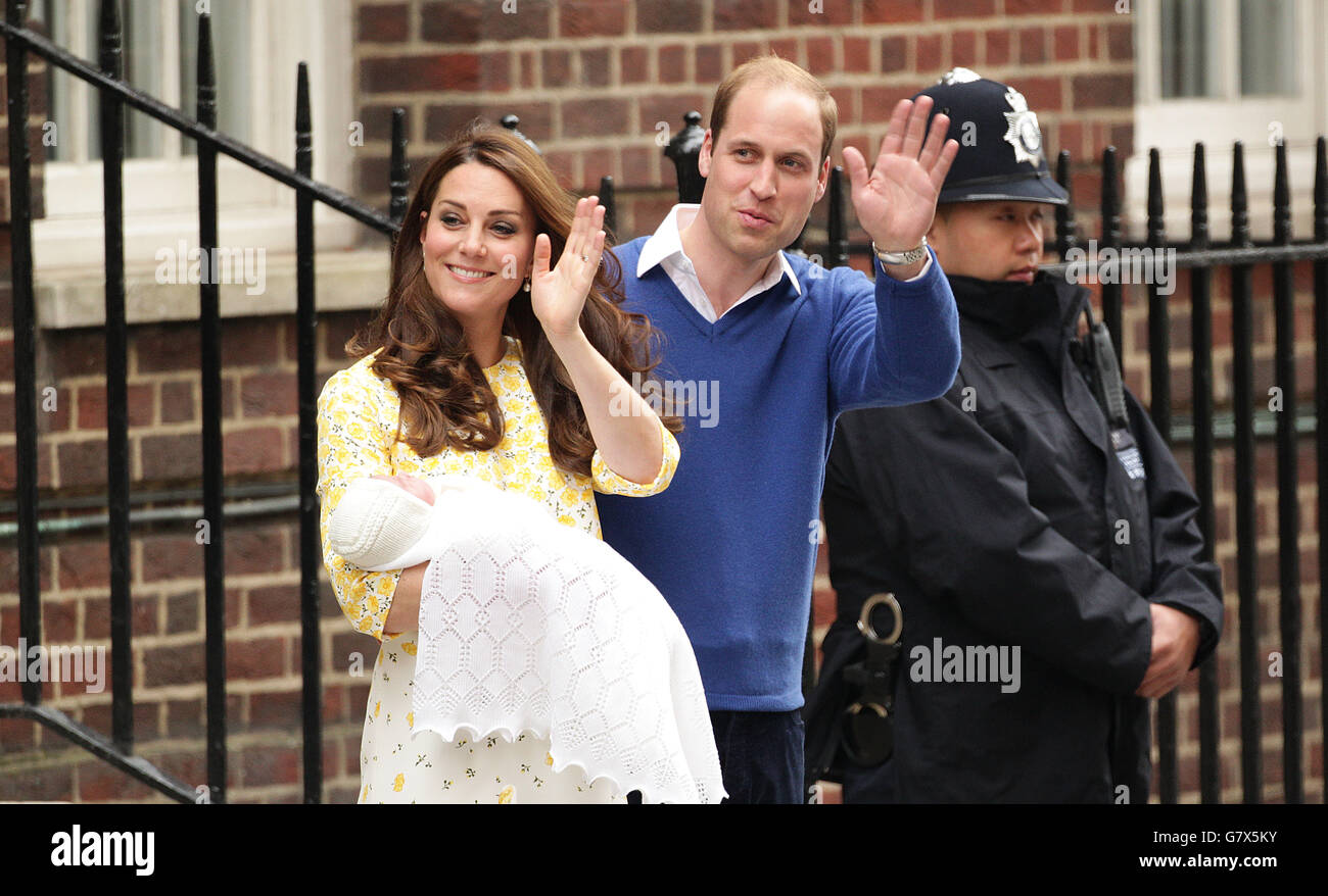 Le duc et la duchesse de Cambridge et le nouveau-né la princesse de Cambridge quittent l'aile Lindo de l'hôpital St Mary à Londres. Banque D'Images