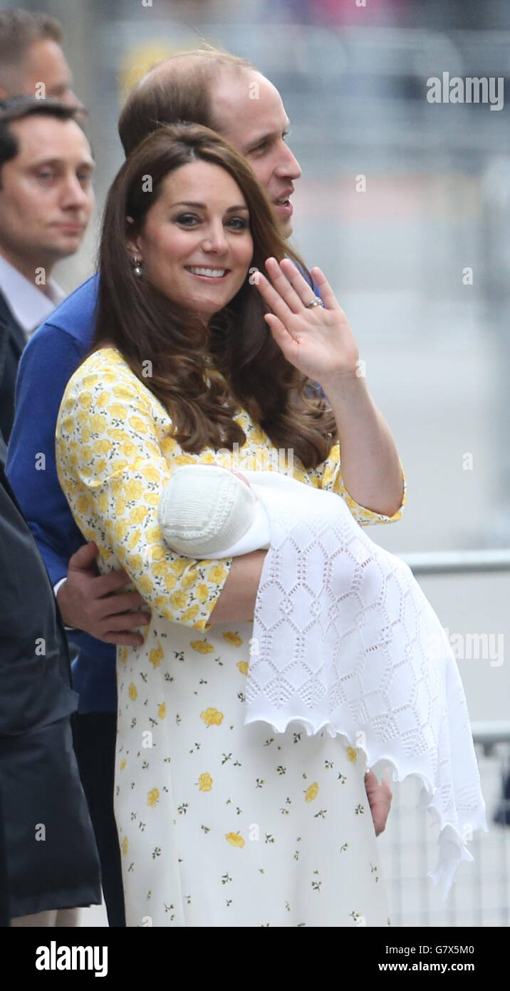 Le duc et la duchesse de Cambridge quittent l'aile Lindo de l'hôpital St Mary à Londres avec leur fille, la princesse de Cambridge. Banque D'Images