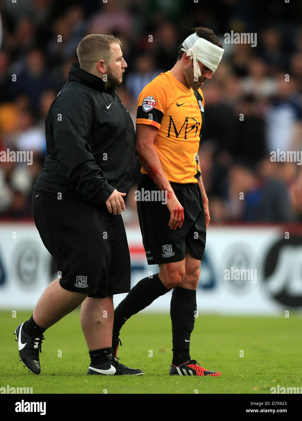 Michael Timlin de Southend United est subisted après avoir reçu une blessure à la tête pendant le Sky Bet League 2, Play Off semi final, First Leg au stade Lamex, Stevenage. Banque D'Images