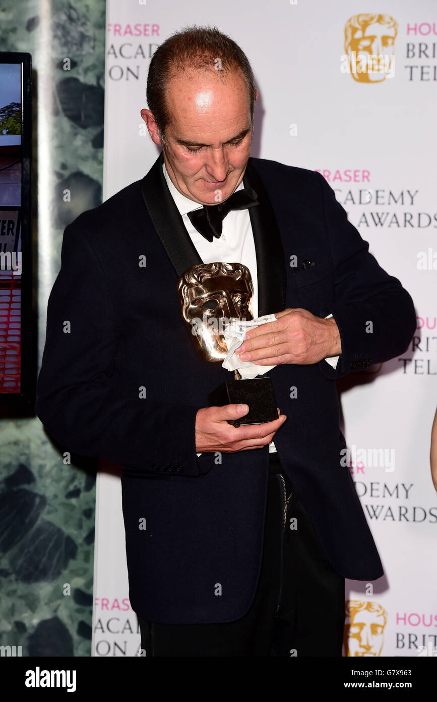 Kevin McCloud avec le BAFTA pour le meilleur programme de grands dessins, à la House of Fraser British Academy of Television Awards au Theatre Royal, Drury Lane à Londres. APPUYEZ SUR ASSOCIATION photo. Date de la photo: Dimanche 10 mai 2015. Voir l'histoire de PA SHOWBIZ BAFTA. Le crédit photo devrait se lire comme suit : Ian West/PA Wire Banque D'Images