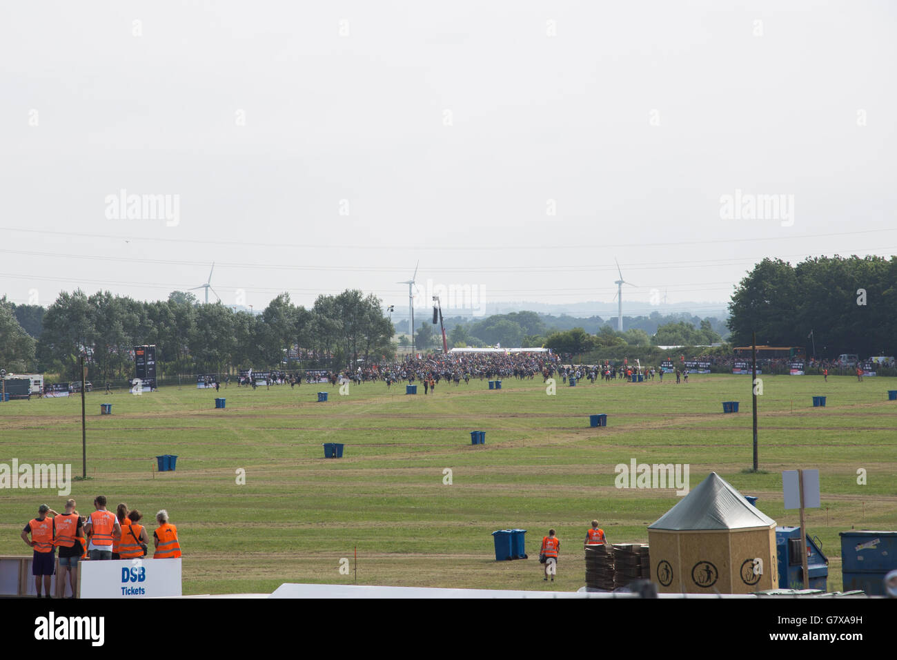 Roskilde, Danemark - 25 juin 2016 : des foules de gens en marche pour trouver une campspot au Festival Roskilde 2016. Banque D'Images