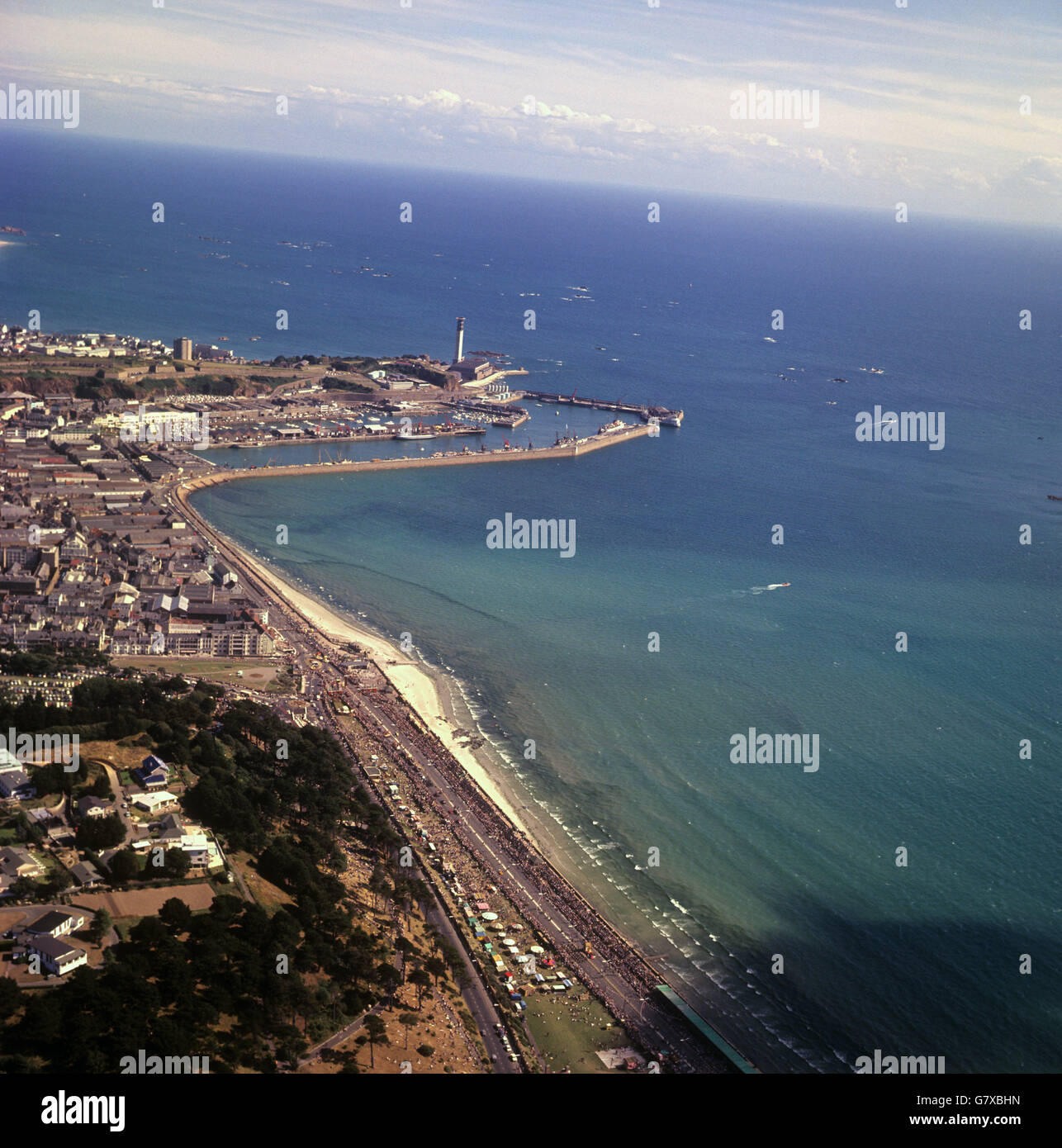 Une vue aérienne de la bataille des fleurs à St Helier, dans Jersey. Banque D'Images