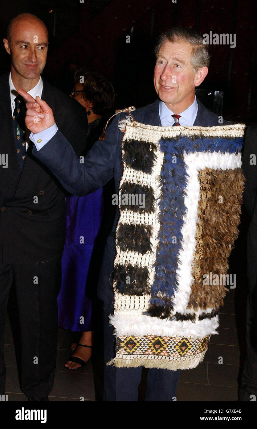 Le Prince de Galles est enchantés de porter un manteau Maori Korowai lors de sa visite du Musée de la guerre d'Auckland en Nouvelle-Zélande, pour voir l'exposition External thread sur la vie et la culture maories à travers les âges. Banque D'Images