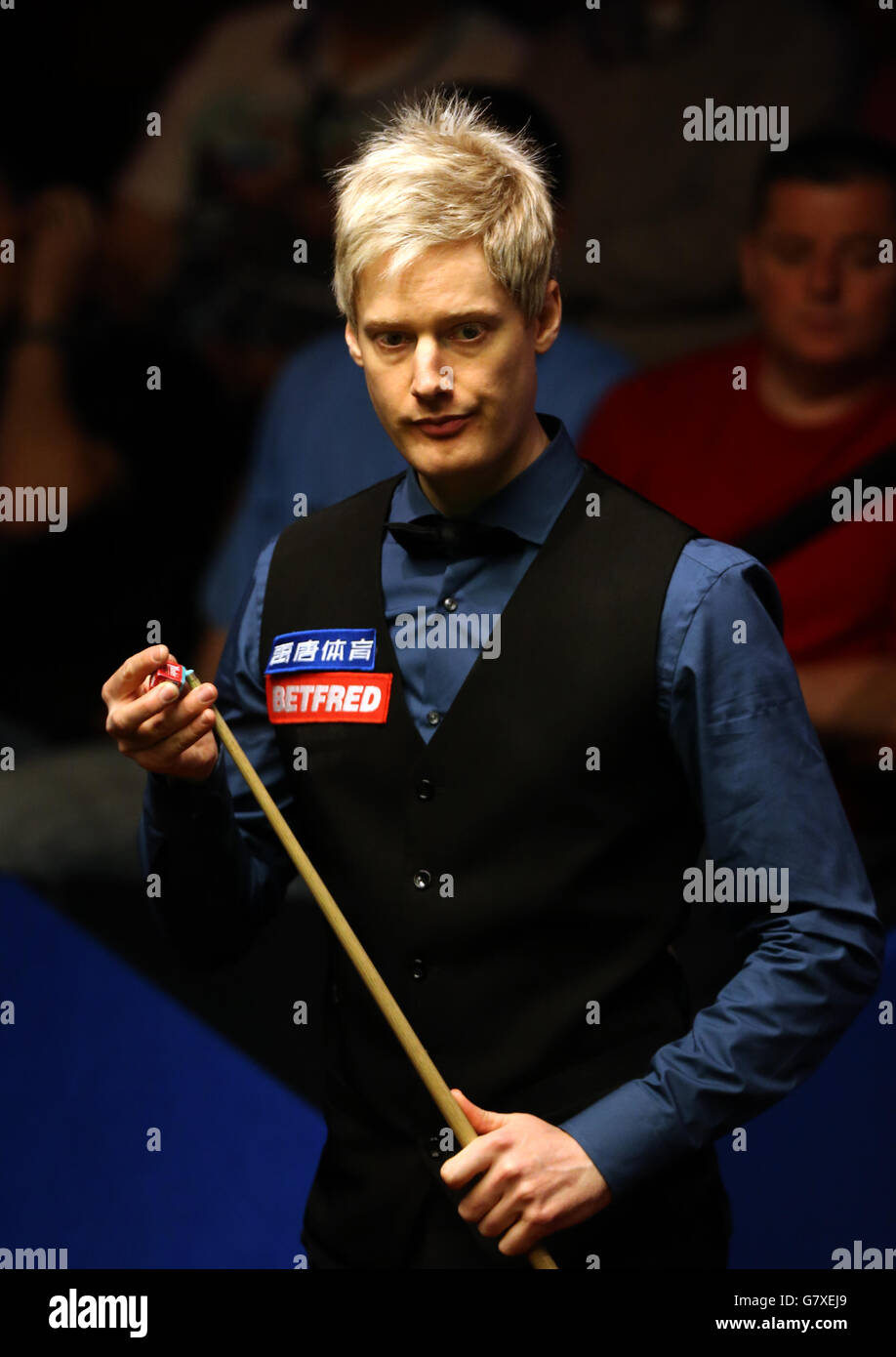 Neil Robertson en action contre Barry Hawkins au cours du douze jour des Championnats du monde de Betfred au Crucible Theatre, Sheffield. Banque D'Images