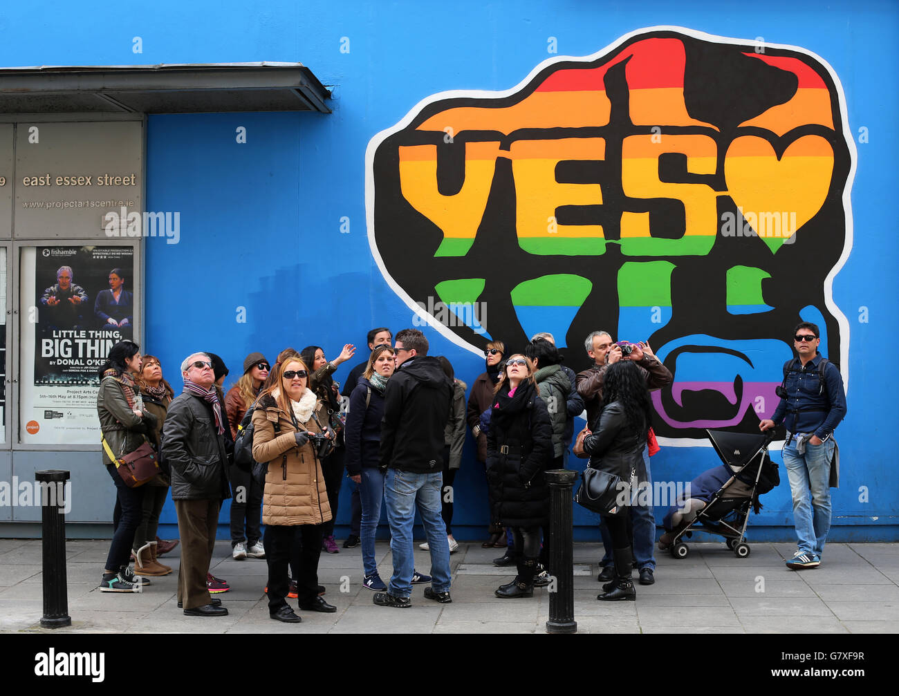 Les membres du public à côté d'une fresque dans le quartier du Temple Bar de Dublin par un artiste de rue SOUTIENNENT un vote oui dans le prochain référendum sur le mariage gay en Irlande. Banque D'Images