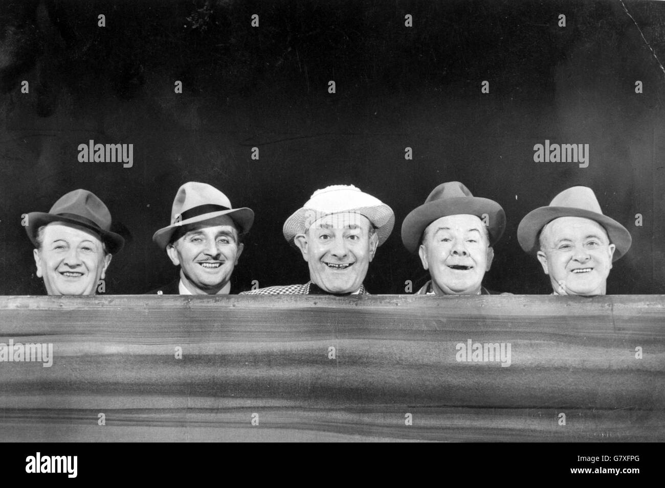 Image de fichier non datée de The Crazy Gang, (l-r) Jimmy Nervo, Teddy KNOX, Bud Flanagan, Charlie Naughton et Jimmy Gold. Banque D'Images