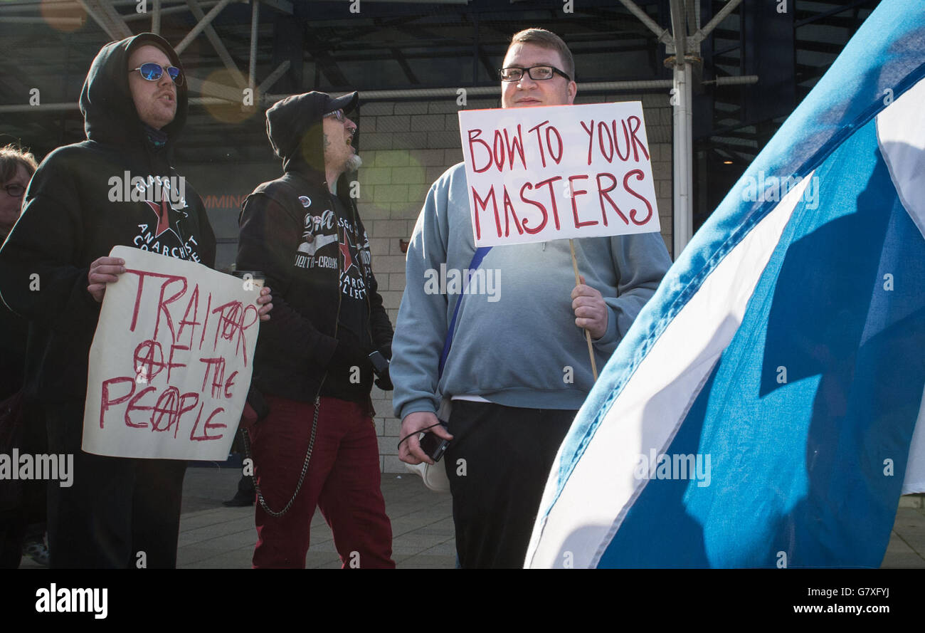 Les nationalistes écossais manifestent devant le centre de natation de Tollcross à Glasgow contre le Parti travailliste où le dirigeant Ed Miliband doit s'adresser ultérieurement à ses partisans. Banque D'Images