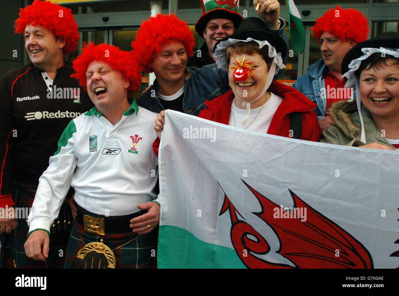 Rugby Union - RBS 6 Nations Championship 2005 - fans gallois - aéroport d'Edimbourg. Les fans de rugby gallois arrivent à l'aéroport d'Édimbourg. Banque D'Images