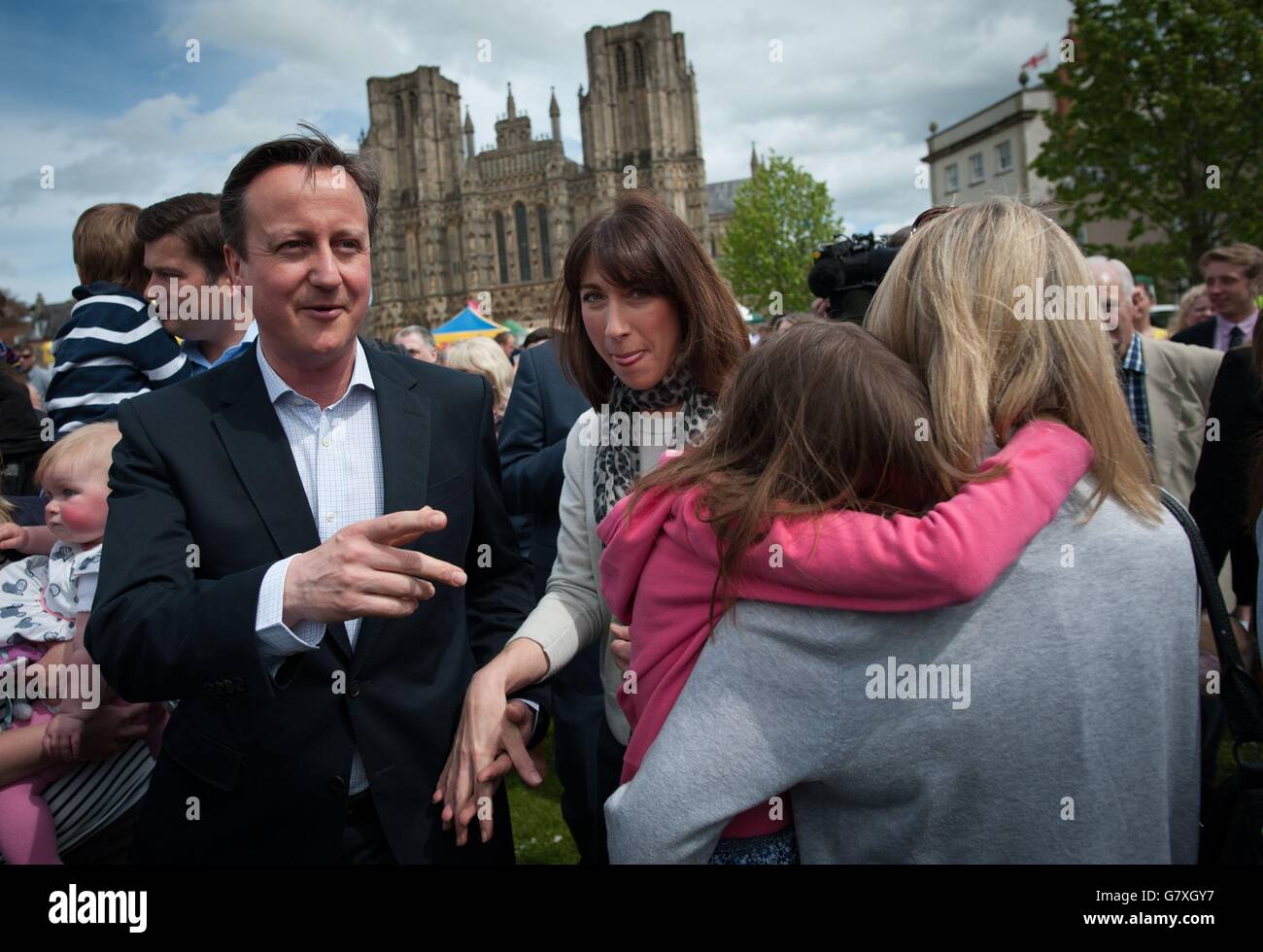 Le Premier ministre David Cameron et son épouse Samantha visitent la fête de mai de Wells dans la ville de la cathédrale de Somerset au cours de la dernière semaine de la campagne électorale générale. Banque D'Images