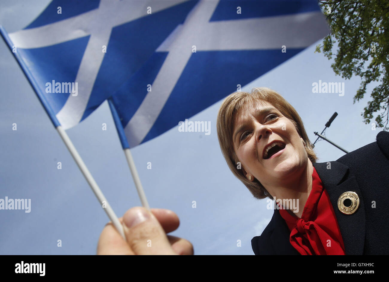 Nicola Sturgeon, première ministre d'Écosse et chef du SNP, poursuit sa tournée à arrêts multiples en Écosse lors d'une visite à Largs. Banque D'Images