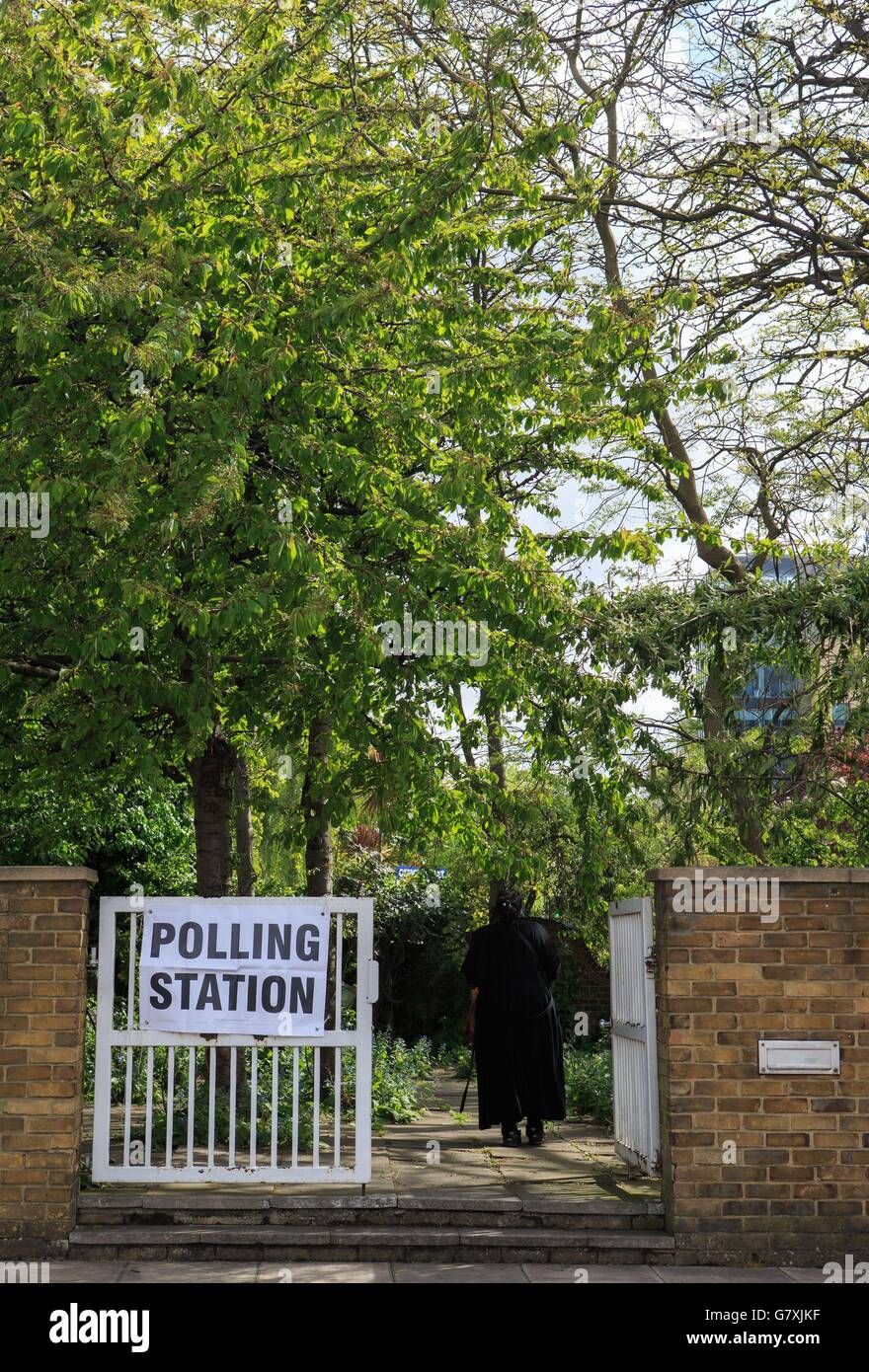 Les membres du public du bureau de vote de l'église spiritualiste nationale d'Ealing votant pour les circonscriptions d'Ealing Central et d'Acton à l'élection générale. Banque D'Images
