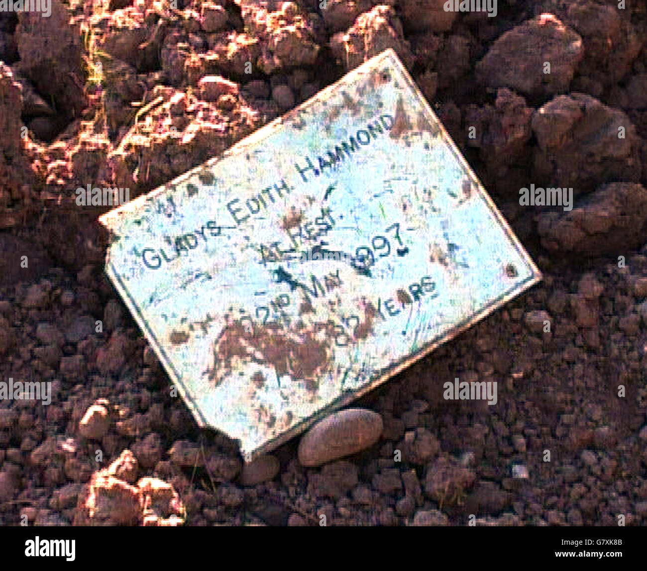 La plaque d'identification de la tombe profanée de Gladys Hammond, dont le corps a été pris de sa tombe dans les terres de l'église Saint-Pierre à Yoxall, Staffordshire, en octobre 2004. Le gendre de Mme Hammond est co-propriétaire d'une ferme d'élevage de cobayes dans Newchurch, à proximité, qui a été ciblée par des militants des droits des animaux. Un homme de 32 ans et une femme de 30 ans ont été arrêtés ce matin à Gloucester pour avoir été suspecté de profanation de la tombe et de retrait des dépouilles à la suite d'un nouvel appel à l'information sur le programme Crimewatch UK de BBC1. Banque D'Images