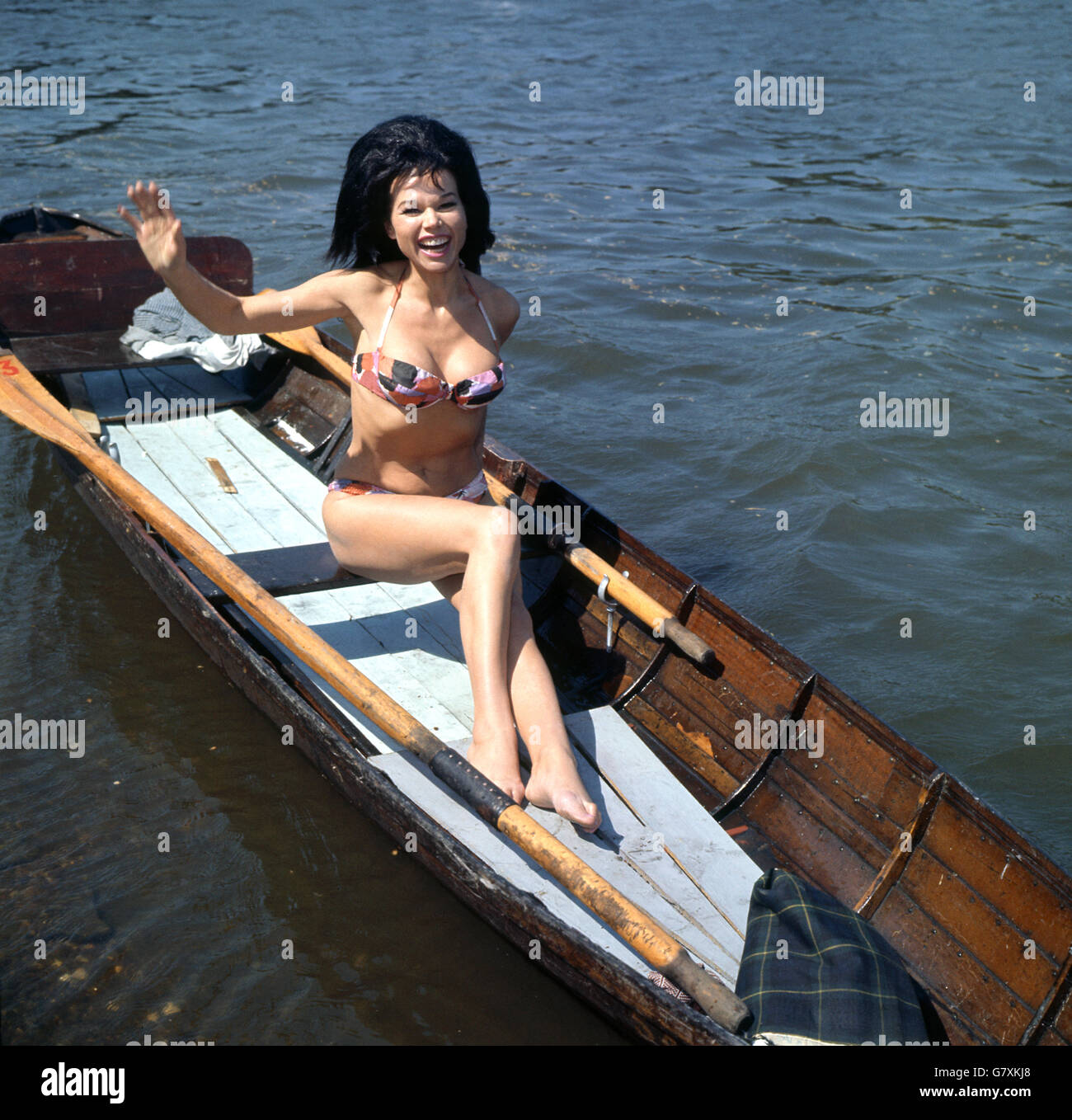 Danseuse, mannequin et actrice née en Allemagne, Laya Raki, photographiée dans un bateau au Hyde Park lido, Londres. Banque D'Images