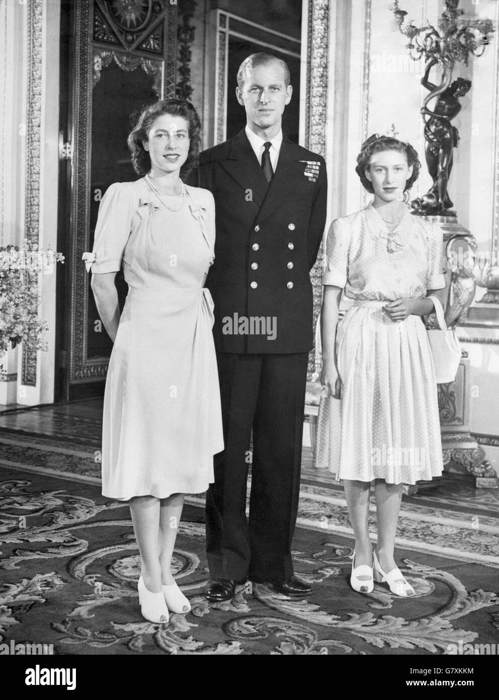 La princesse Elizabeth, héritière présumée sur le trône, photographiée dans la salle de dessin blanche de Buckingham Palace avec son mari à Lieut. Philip Mountbatten et sa sœur la princesse Margaret. Banque D'Images