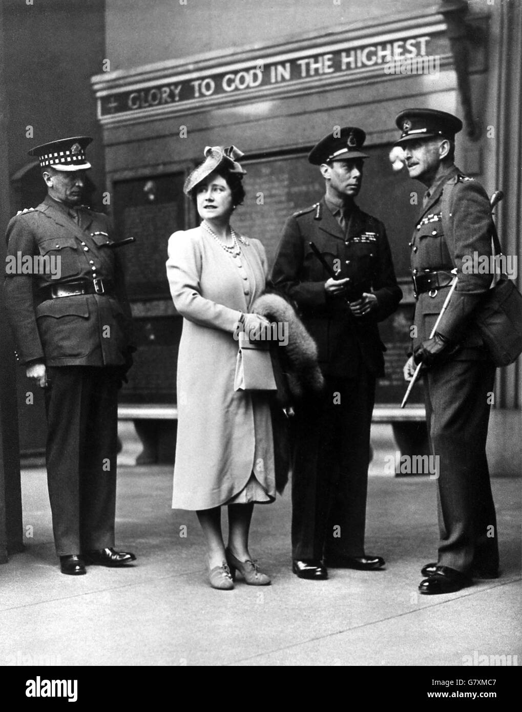 Le roi George VI avec la reine Elizabeth et les chefs d'armée devant un ...