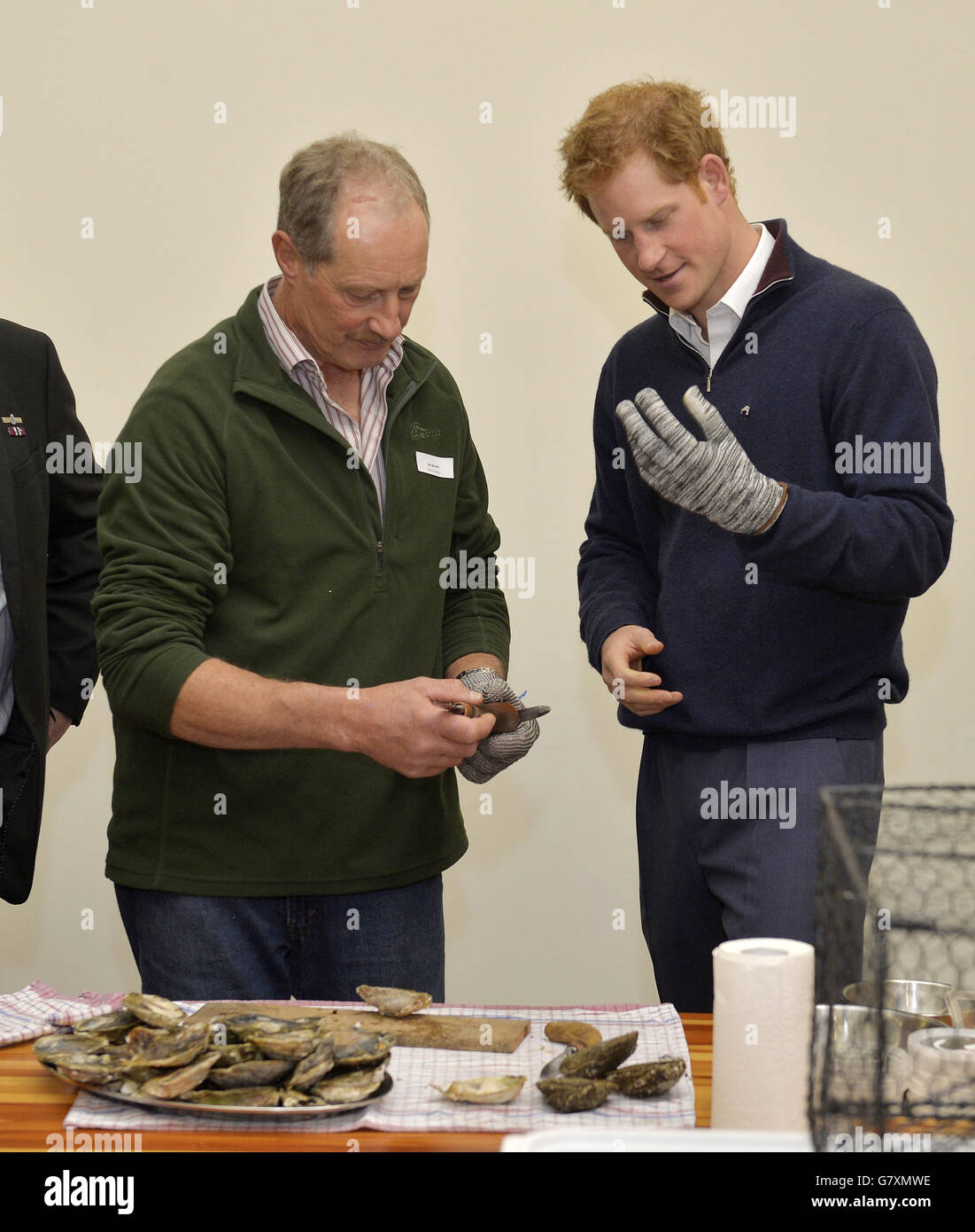 Le Prince Harry (à droite) baise des huîtres Bluff avec Jim Barrett of Big Glory Oysters lors de sa visite au centre communautaire de Stewart Island le deuxième jour de sa visite en Nouvelle-Zélande. Banque D'Images