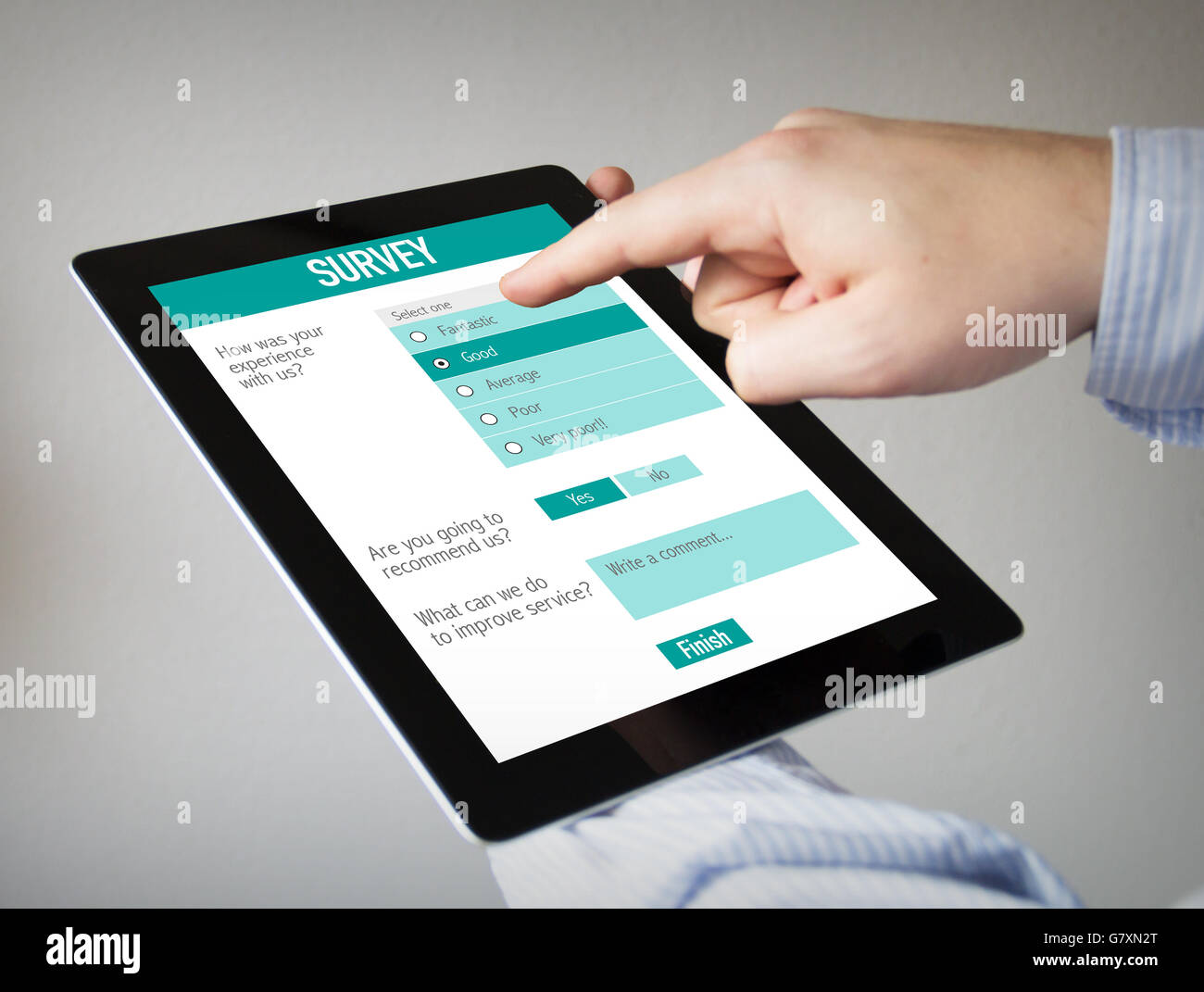 Nouvelles technologies concept : les mains à l'écran tactile Tablet avec formulaire de sondage en ligne. Tous les graphiques sur l'écran sont constitués. Banque D'Images