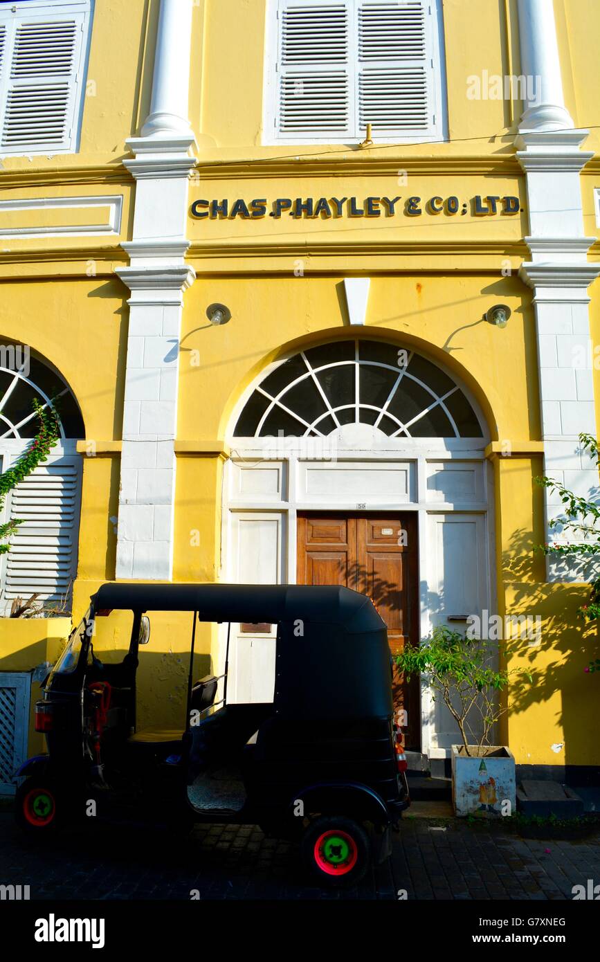 Un bâtiment colonial peints en jaune dans galle Sri Lanka Banque D'Images