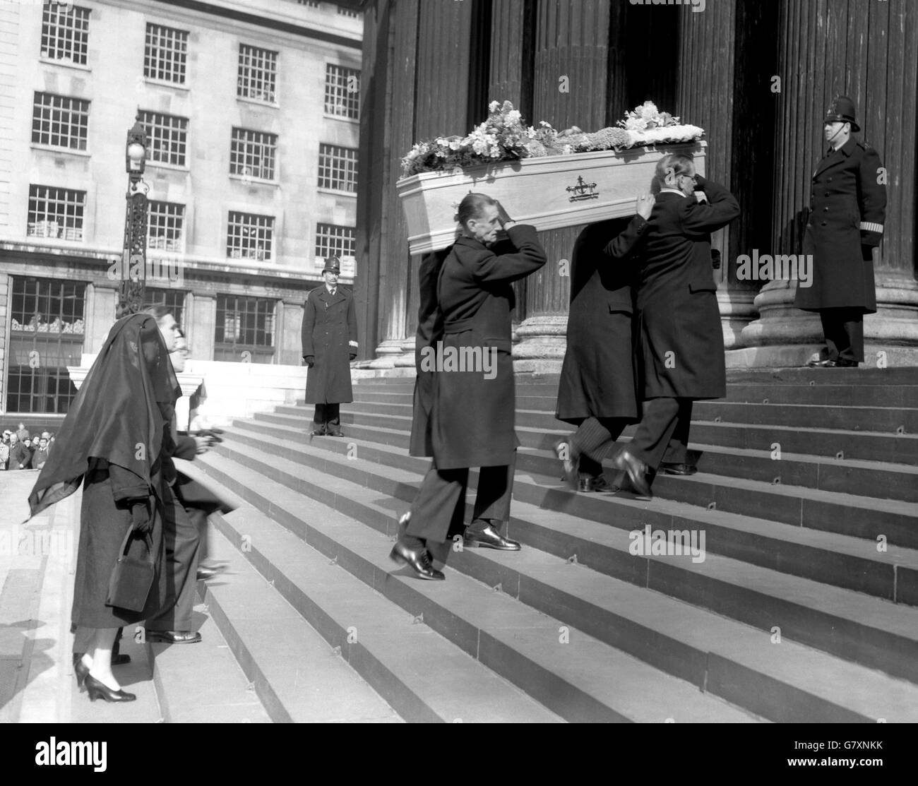 La veuve, Lady Fleming, suit le cercueil de son mari, le découvreur de pénicilline Sir Alexander Fleming, dans la cathédrale Saint-Paul, à Londres, pour le service funéraire. Banque D'Images