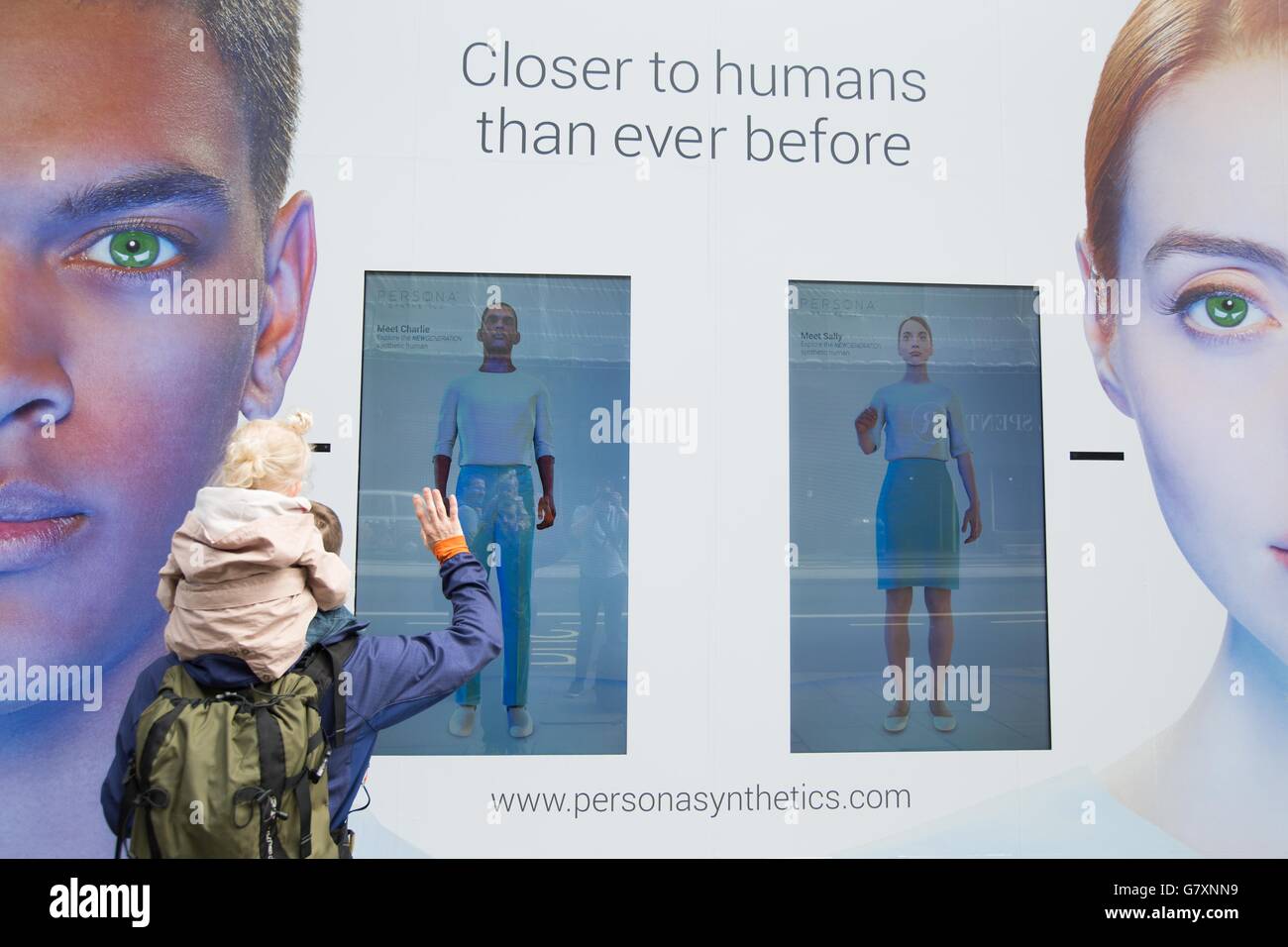 Les membres du public s'engagent sur des écrans interactifs à Persona Synthetics, sur Regent Street à Londres, un magasin pour la société fictive qui fabrique une marque de robots serviteurs très développés appelés Synths. Banque D'Images