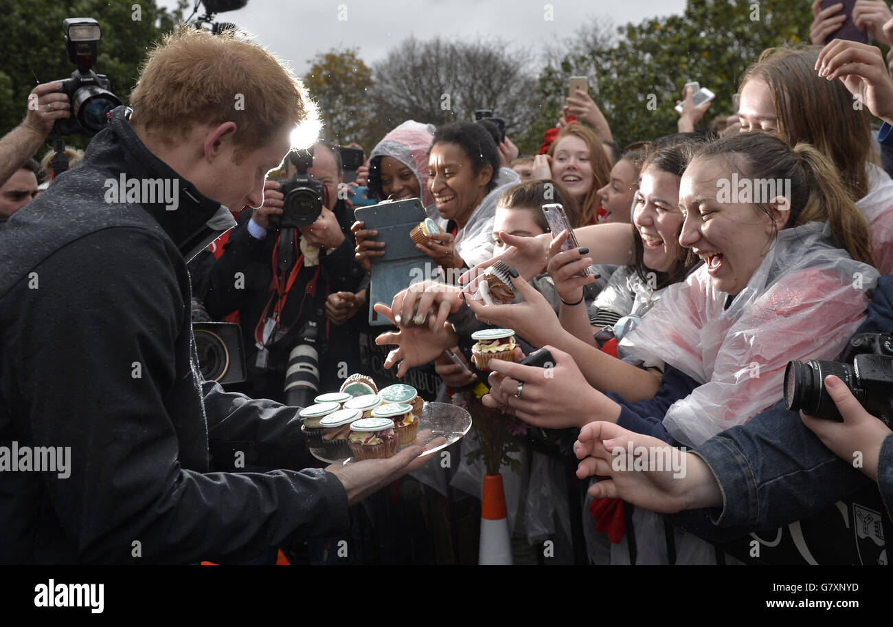 Le prince Harry donne des petits gâteaux lors d'une visite à l'université de Canterbury à Christchurch, sur la dernière étape de sa visite en Nouvelle-Zélande. Banque D'Images