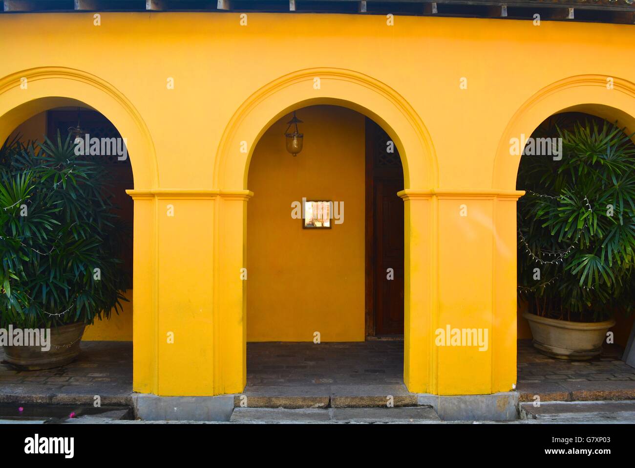 Arcades peints en jaune d'un bâtiment dans Galle Sri Lanka Banque D'Images