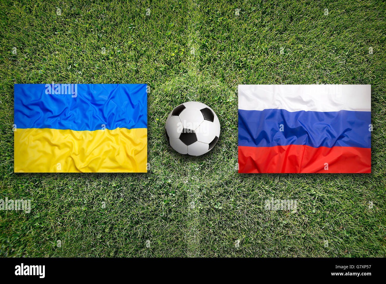L'Ukraine contre la Russie les drapeaux sur le terrain de soccer vert Banque D'Images