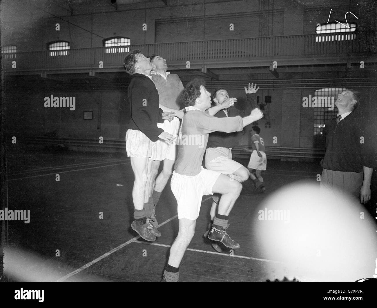 (G-D) Arthur Bottom, Bill Hughes, Gordon Brown et George Howe de York City sautent pour un cueilleur pendant l'entraînement Banque D'Images