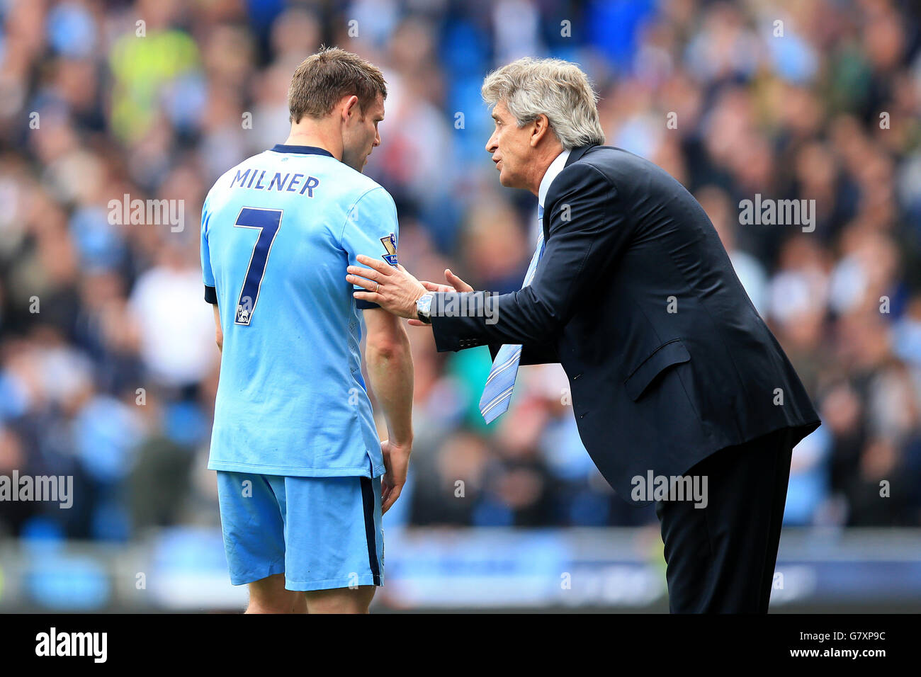 Football - Barclays Premier League - Manchester City / Queens Park Rangers - Etihad Stadium.Manuel Pellegrini (à droite), directeur de la ville de Manchester, donne des instructions à James Milner Banque D'Images