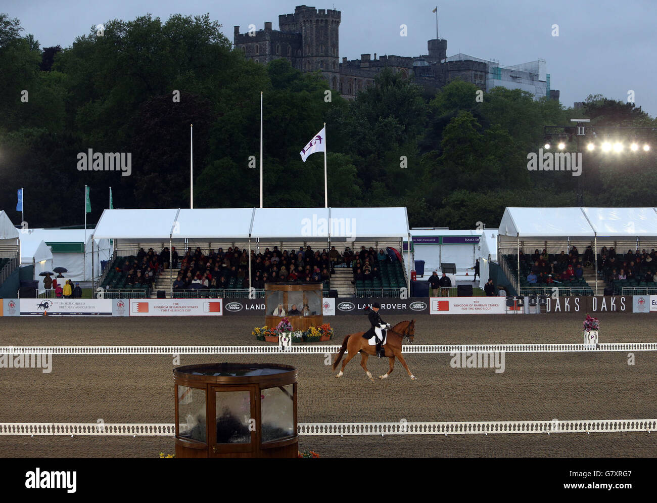 La circonscription de Dnemark's Anders Dahl Wie-Atlantico de Ymas est en compétition au Grand Prix de dressage le deuxième jour du Royal Windsor Horse Show au château de Windsor, dans le Berkshire. Banque D'Images