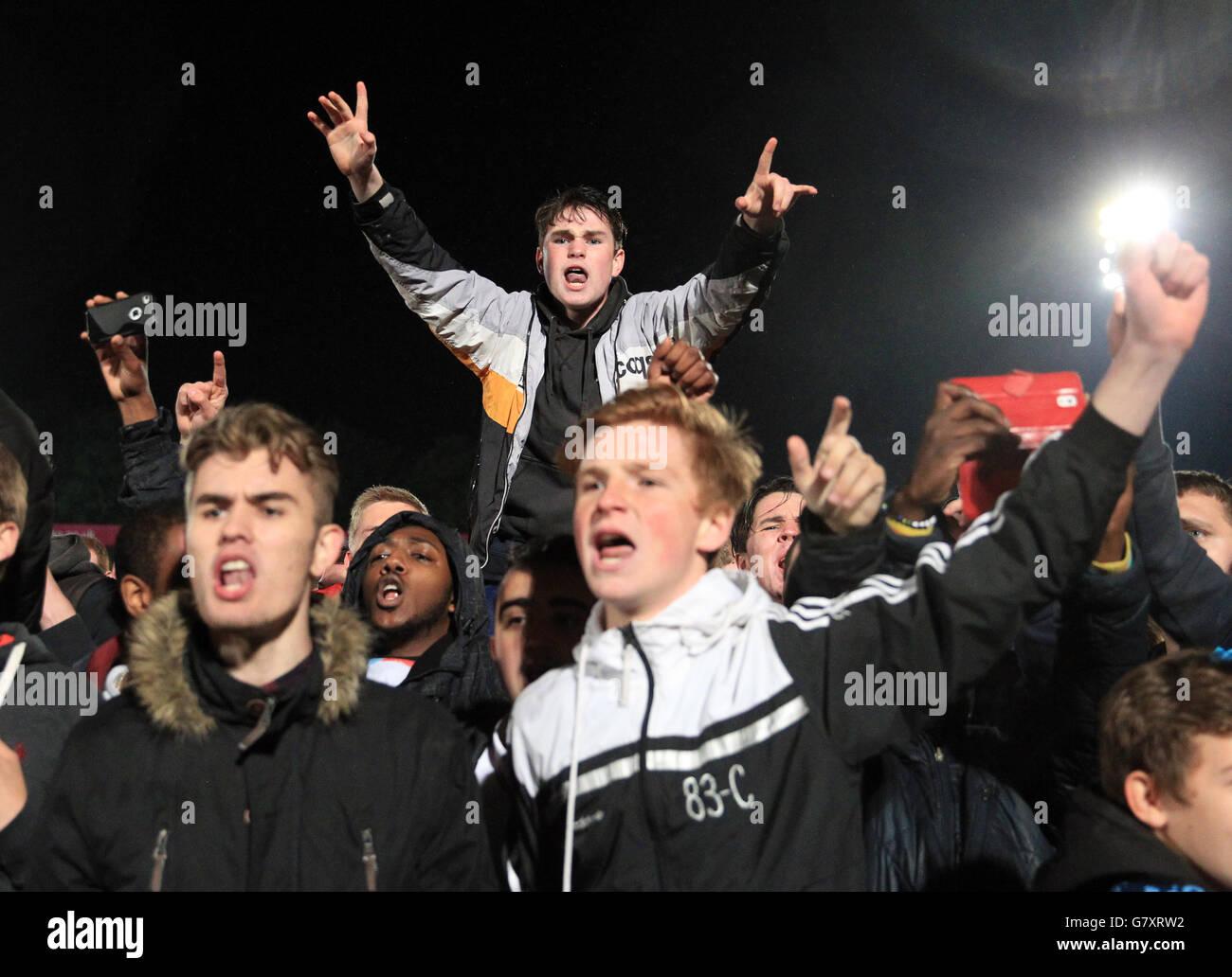 Football - Sky Bet League 2 - jouer - second Leg - Wycombe Wanderers / Plymouth Argyle - Adams Park.Les fans de Wycombe Wanderers célèbrent sur le terrain après le coup de sifflet final Banque D'Images