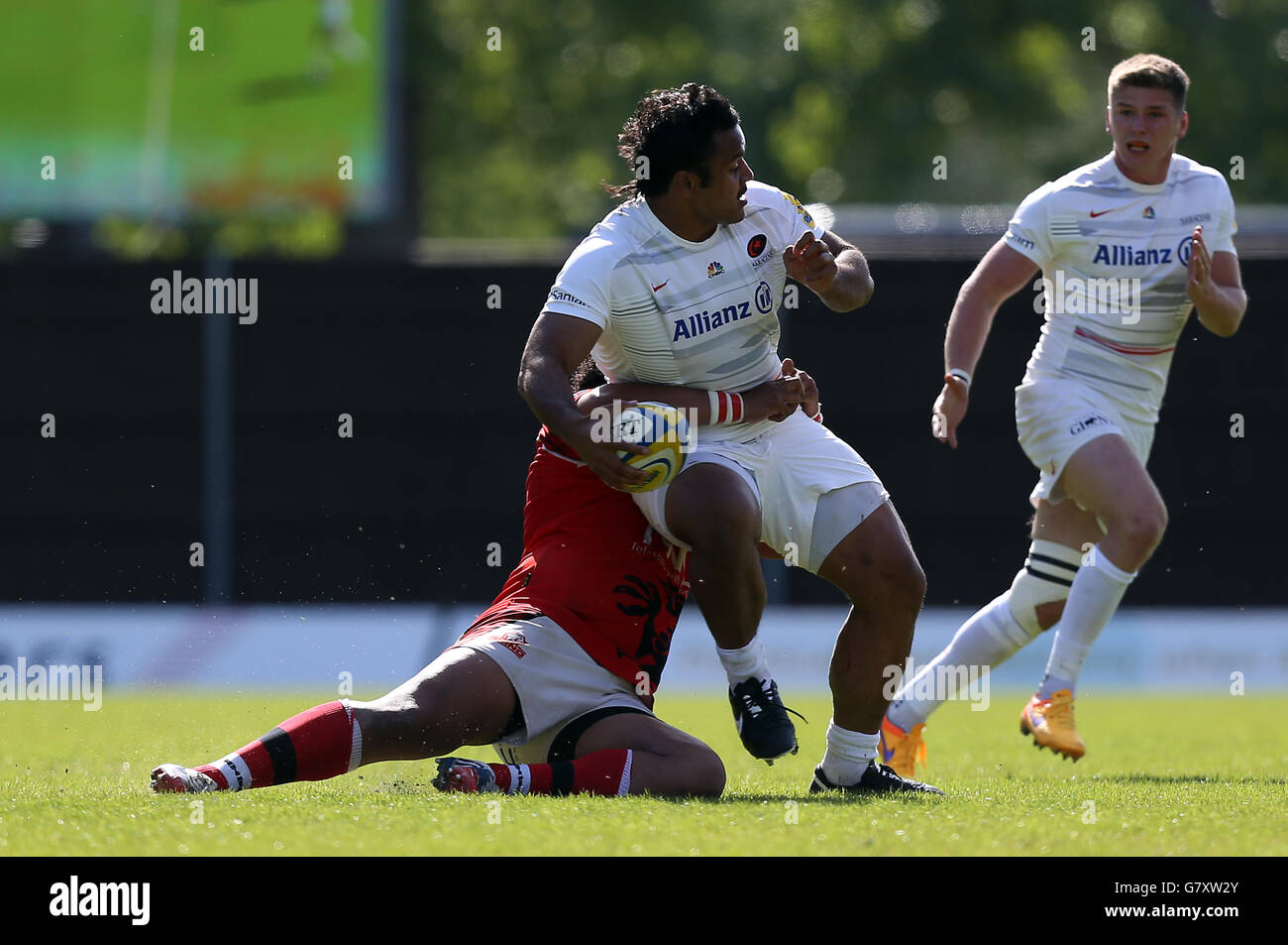 Rugby Union - Aviva Premiership - London Welsh / Saracans - Kassam Stadium. Billy Vunipola (centre) de Saracen est descendu Banque D'Images