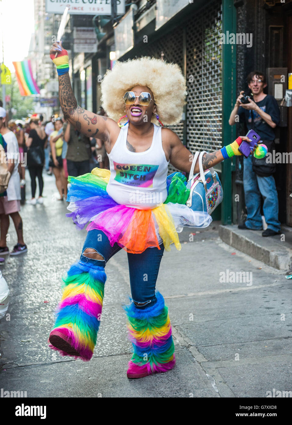 Heureux femme tatouée et porter une perruque à danser à la parade de la Gay Pride à New York, NY 2016 Banque D'Images