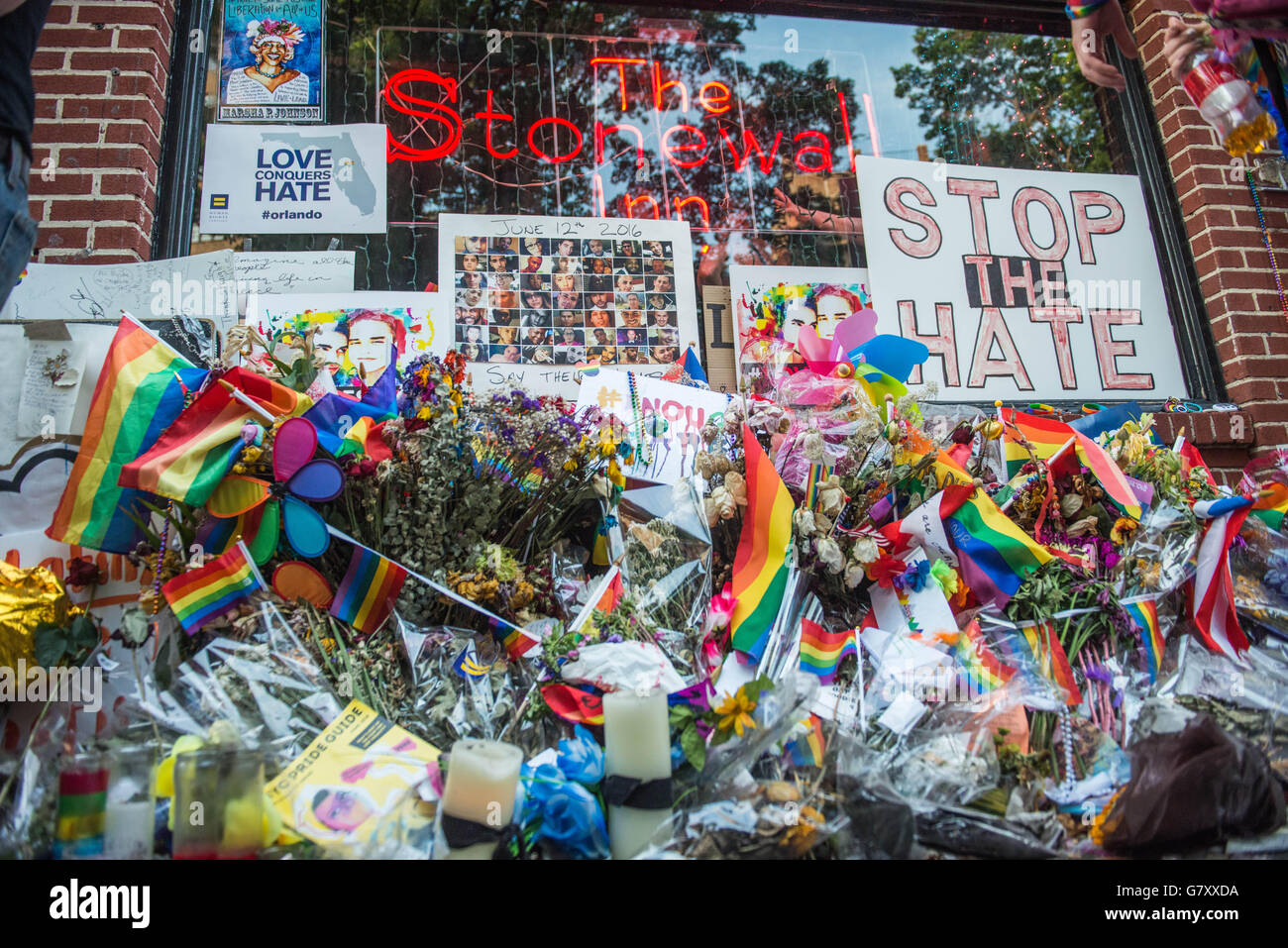 Faire la maj mémorial pour les victimes de la prise de vue de nuit d'impulsions d'Orlando, des fleurs à l'extérieur gauche gay emblématique de l'homme bat Stonewall Inn à New York. Gay Pride Parade à New York, NY 2016 Banque D'Images