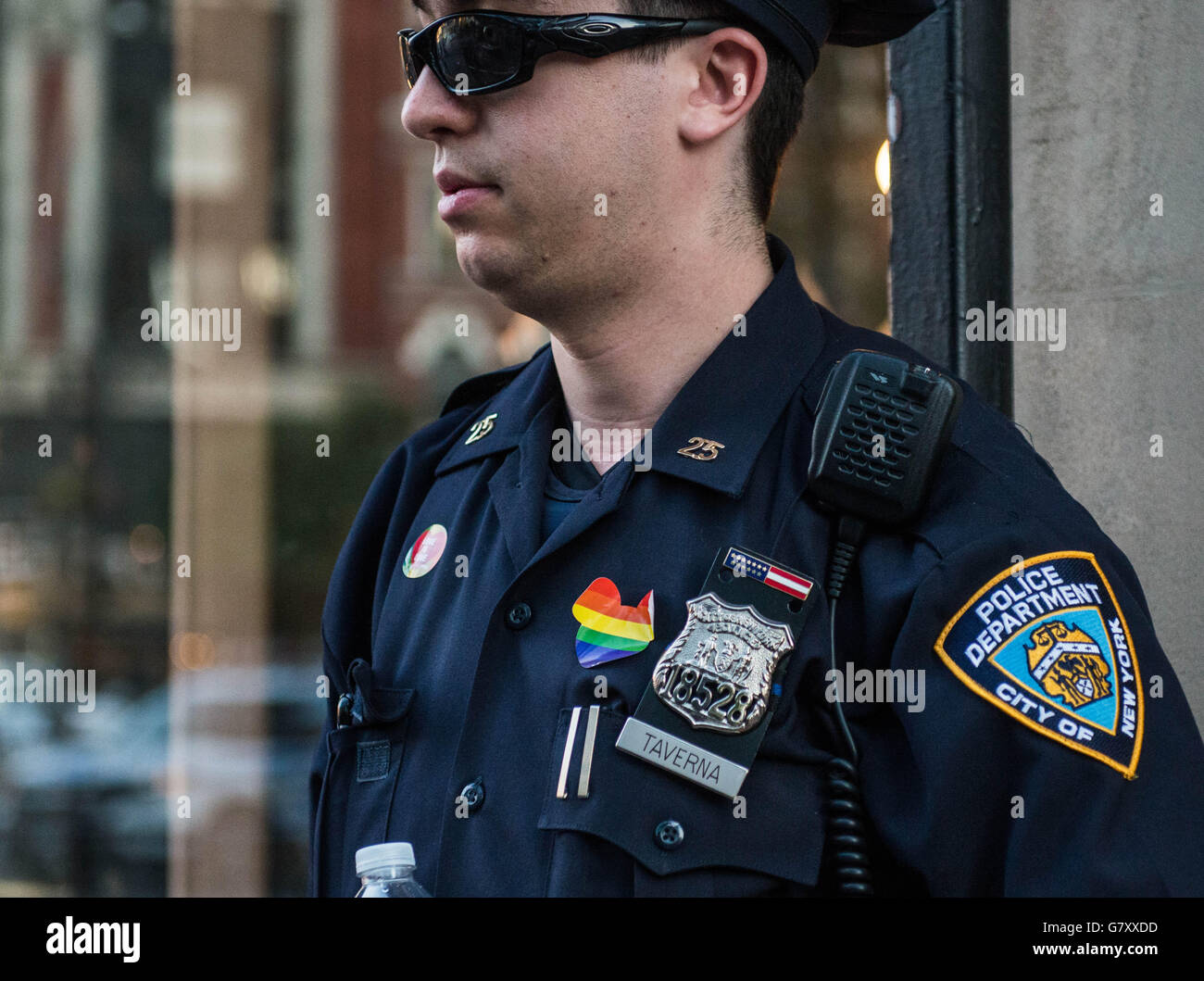 Un agent de police avec un arc-en-ciel pride autocollant sur son uniforme à la parade de la Gay Pride à New York, NY 2016 Banque D'Images