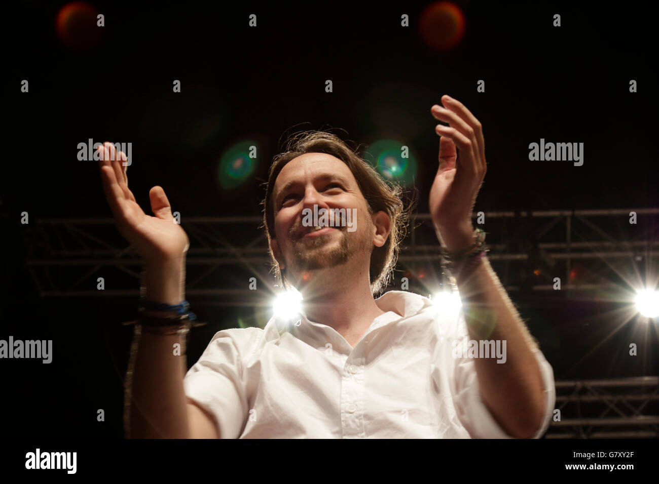 Madrid, Espagne. 27 Jun, 2016. Le chef de l'espagnol parti politique anti-austérité Podemos (nous pouvons), Pablo Iglesias, tente d'encourager ses partisans sur l'élection nuit à Madrid après Podemos n'a pas réussi à obtenir les résultats attendus à l'une élection générale, le 26 juin 2016. Credit : Mira Galanova/Alamy Live News Banque D'Images