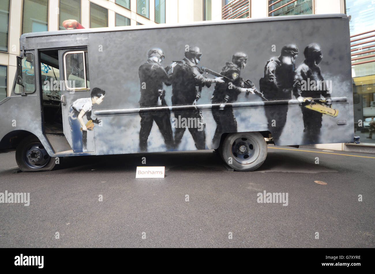 Droit de l'un de l'humour comme banksy, un petit garçon tente d'effrayer une équipe swat armé ,.. Banque D'Images