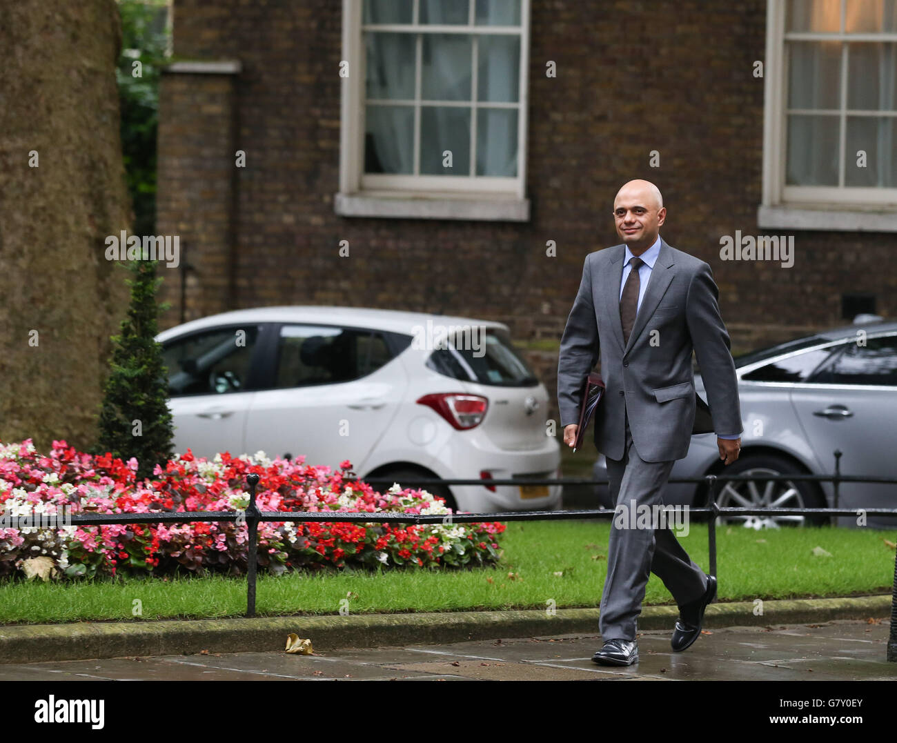 Londres, Grande-Bretagne. 27 Juin, 2016. Sajid Javid, Secrétaire d'État aux affaires, l'innovation et les compétences, arrive pour une réunion du cabinet, au 10 Downing Street à Londres, Grande-Bretagne, le 27 juin 2016. Le Premier ministre britannique, David Cameron, a présidé une réunion du cabinet d'urgence le lundi matin, après la Grande-Bretagne avait voté à quitter l'Union européenne. Credit : Han Yan/Xinhua/Alamy Live News Banque D'Images