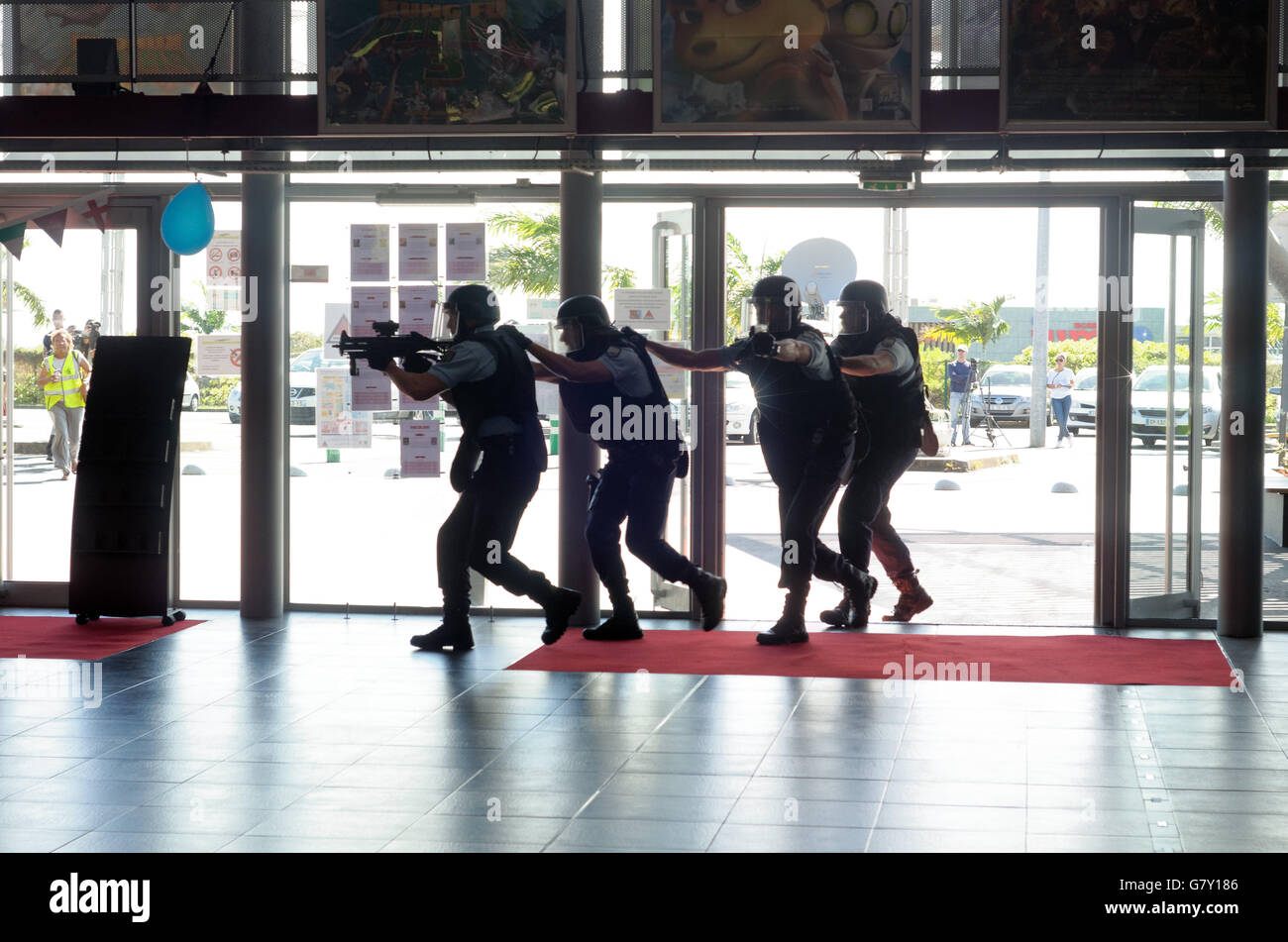 27 juin 2016 - Sainte-Marie, l'île de la Réunion, France - pour répondre aux besoins d'urgence et l'efficacité générée par la menace terroriste actuelle, un régime d'intervention national a été introduit le 19 avril 2016 par le ministre de l'intérieur, Bernard Cazeneuve. Pour tester les nouveaux protocoles d'application de la loi et d'urgence, deux exercices dits ''Mass meurtre'' a eu lieu aujourd'hui autour de scénario d'attaques terroristes, y compris un cinéma où les gendarmes de l'escadron d'intervention (PSIG) et le GIGN à l'île de la réunion de l'antenne fait preuve de leur méthodologie. © Valérie Koch/ZUMA/Alamy Fil Live News Banque D'Images