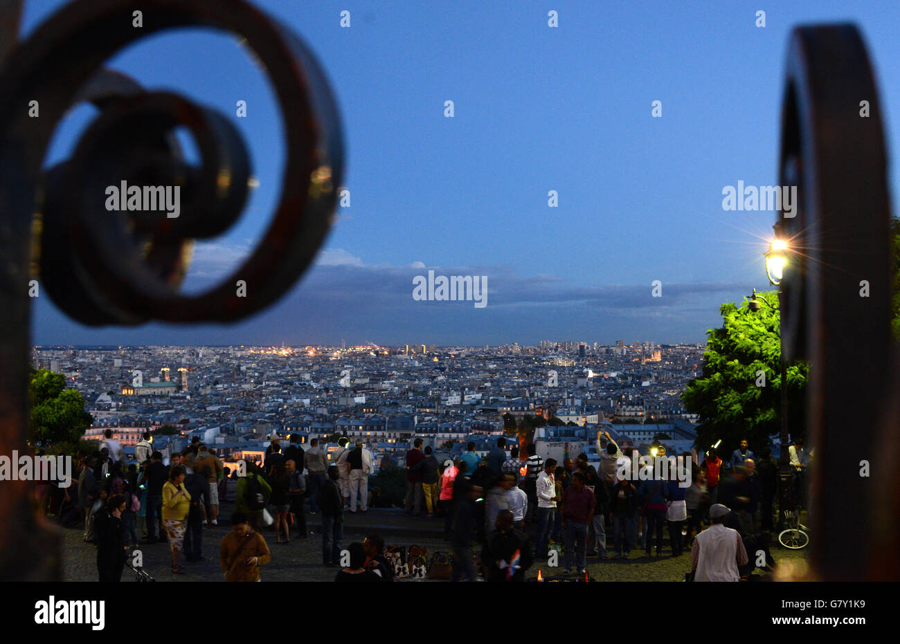 Visiteurs en face de la Basilique du Sacré-Coeur de bénéficier d'une vue sur la ville de nuit, à Paris, France, 10 septembre 2013. PHOTO : WALTRAUD GRUBITZSCH - AUCUN FIL SERVICE - Banque D'Images