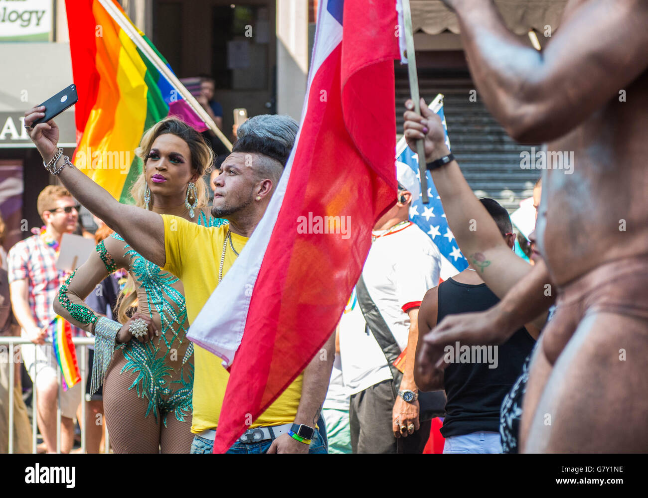 Drag Queen et marcher en tenant un défilé dans les selfies Gay Pride Parade à New York, NY 2016 Banque D'Images