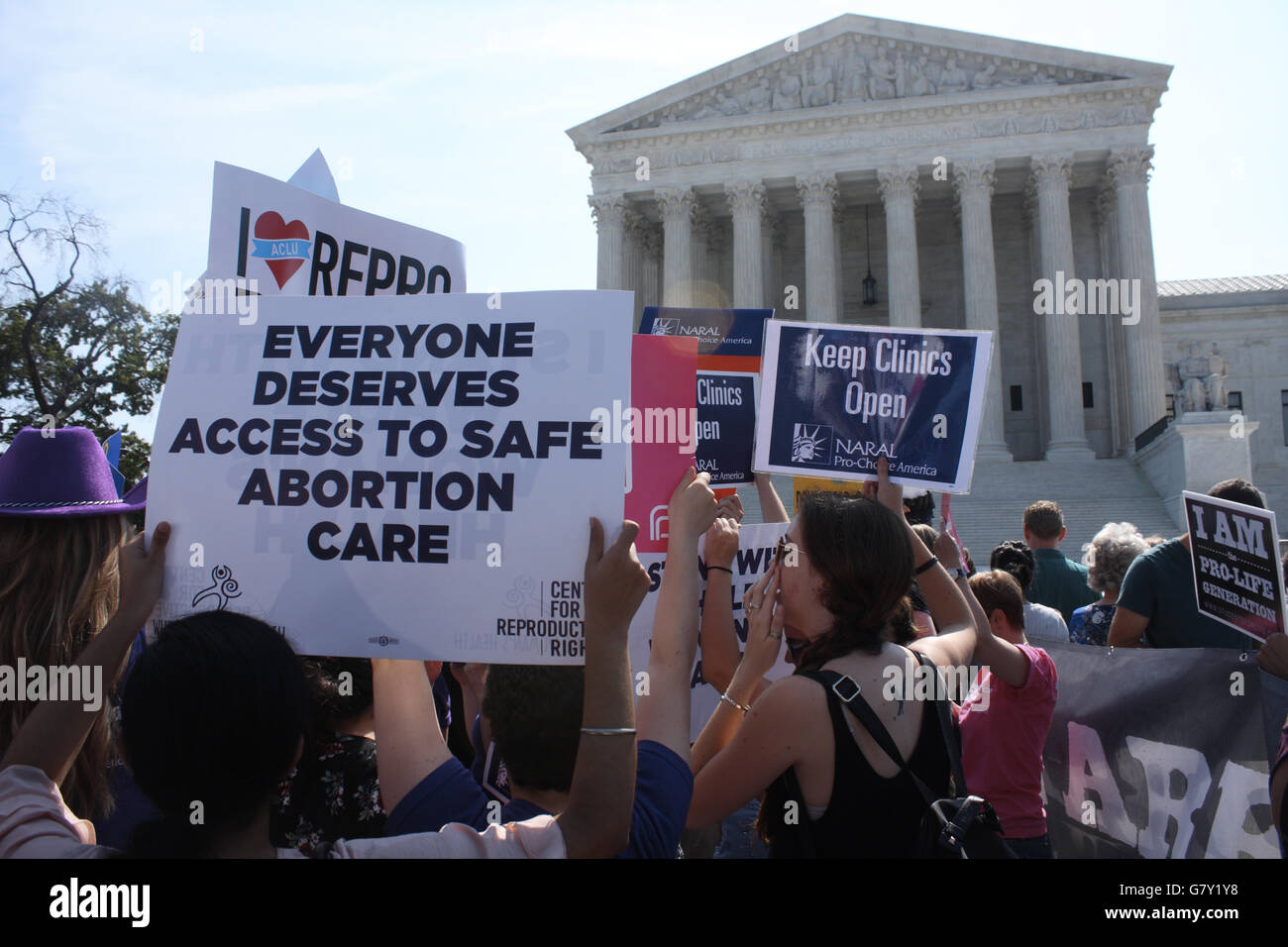 Washington, DC, USA. 27 Juin, 2016. Une grande foule sur le trottoir à la procédure devant la Cour suprême de justice que la décision de la Cour sur l'ensemble de la santé de la femme c. Hellerstedt était sur le point d'être annoncé. Beaucoup de signes, tels que ceux de la lecture de ''tout le monde mérite d'avoir accès à un avortement sûr case'' et ''Garder'' ouvrir des cliniques peut être vu. © Evan Golub/ZUMA/Alamy Fil Live News Banque D'Images