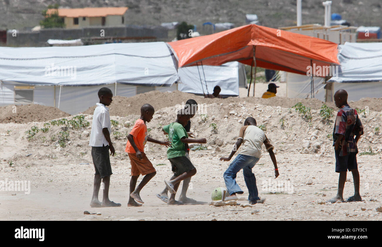 27 juin 2016 - Port-au-Prince, en Floride, États-Unis - 061110 (eaux Lannis représente le Palm Beach/Post) CORAIL, HAÏTI - Un groupe de garçons le coup d'un ballon de foot au camp de réfugiés de l'extérieur de Port-au-Prince. Près de 5 000 personnes ont été déplacées du Club de Golf camp de réfugiés, sur le terrain de l'Petionville Club, résistante au vent dans des tentes au corail. (Crédit Image : ©/Eaux Lannis représente le Palm Beach Post via Zuma sur le fil) Banque D'Images