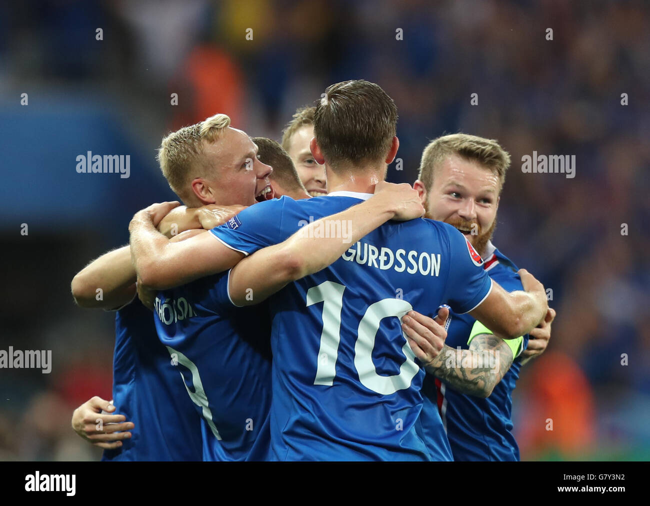 Nice, France. 27 Juin, 2016. Les joueurs d'Islande célèbrent leur deuxième but pendant l'Euro 2016 ronde de 16 match de football entre l'Angleterre et l'Islande à Nice, France, le 27 juin 2016. © Bai Xuefei/Xinhua/Alamy Live News Banque D'Images