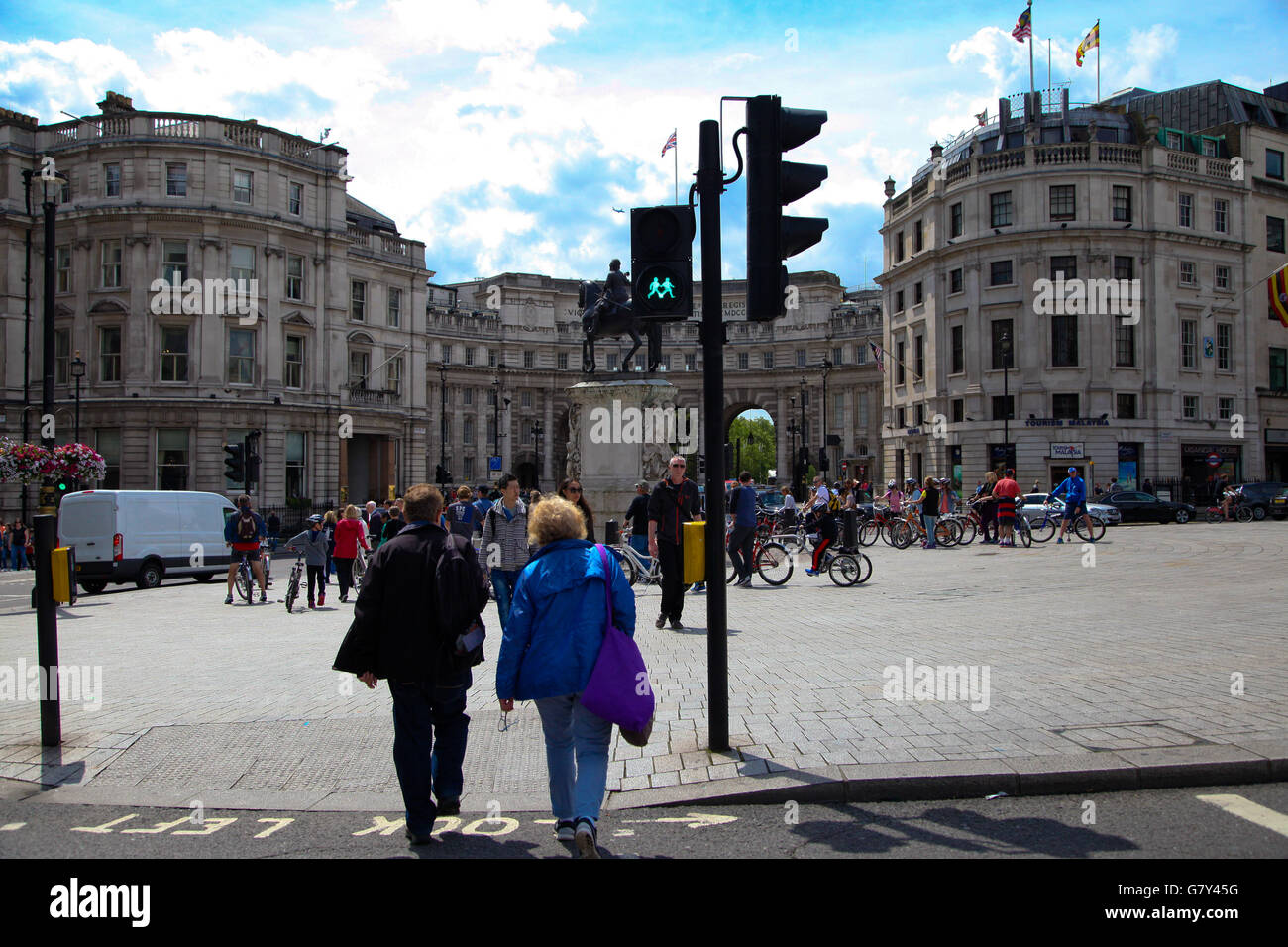 Trafalgar Square, Londres, 27 juin 2016 - Diversité des signaux de circulation pour piétons autour de Trafalgar Square à l'appui de l'Orgueil. Autour de 50 signaux piétons autour de Trafalgar Square ont eu leur 'Walk' de droit remplacées par de nouvelles images de la diversité dans le cadre des célébrations de la fierté à Londres. Le symbole de la marche verte a été remplacée par l'une ou l'autre des symboles liés au genre vert ou d'un nouvel "Holding Hands' design. Credit : Dinendra Haria/Alamy Live News Banque D'Images